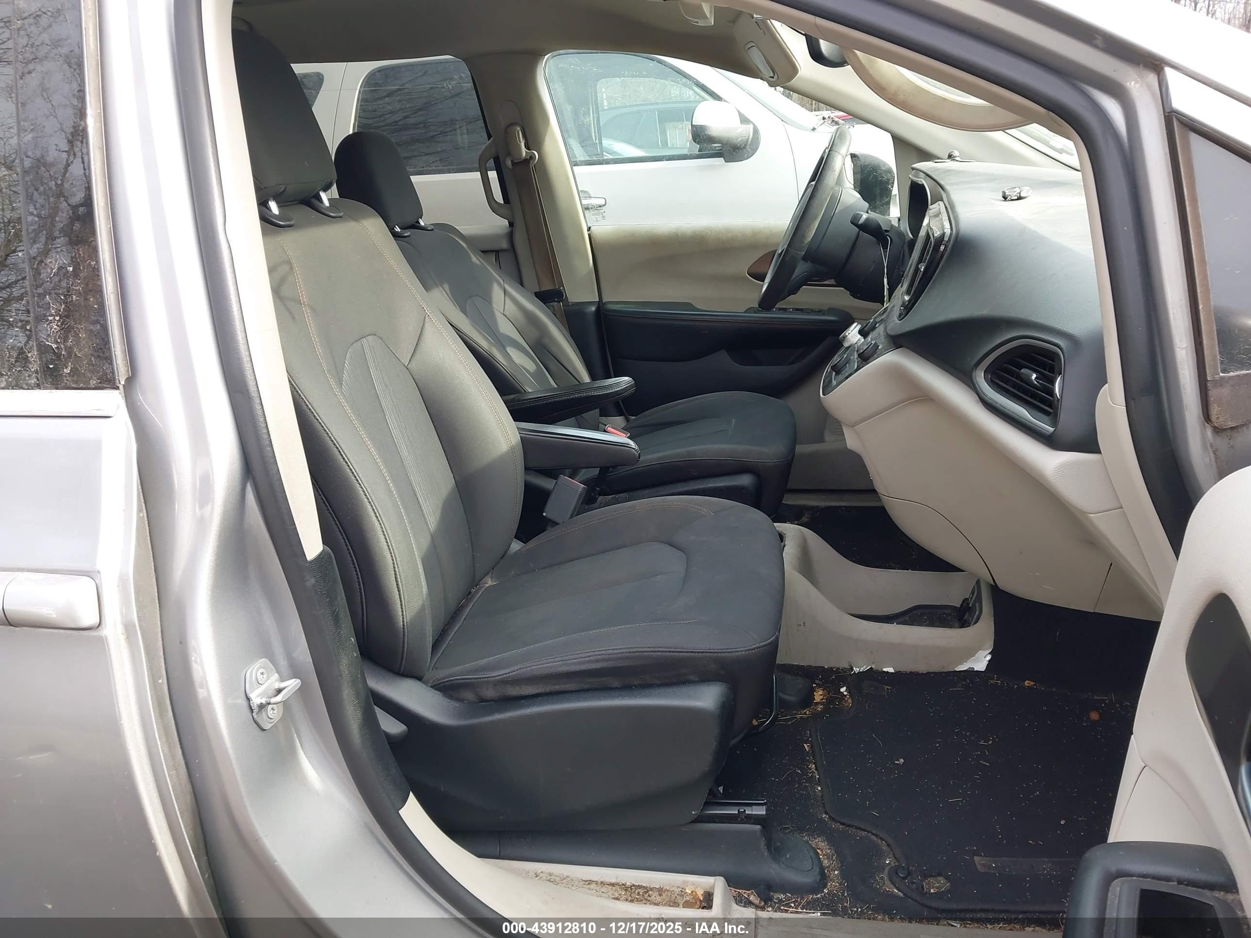 CHRYSLER PACIFICA image 5