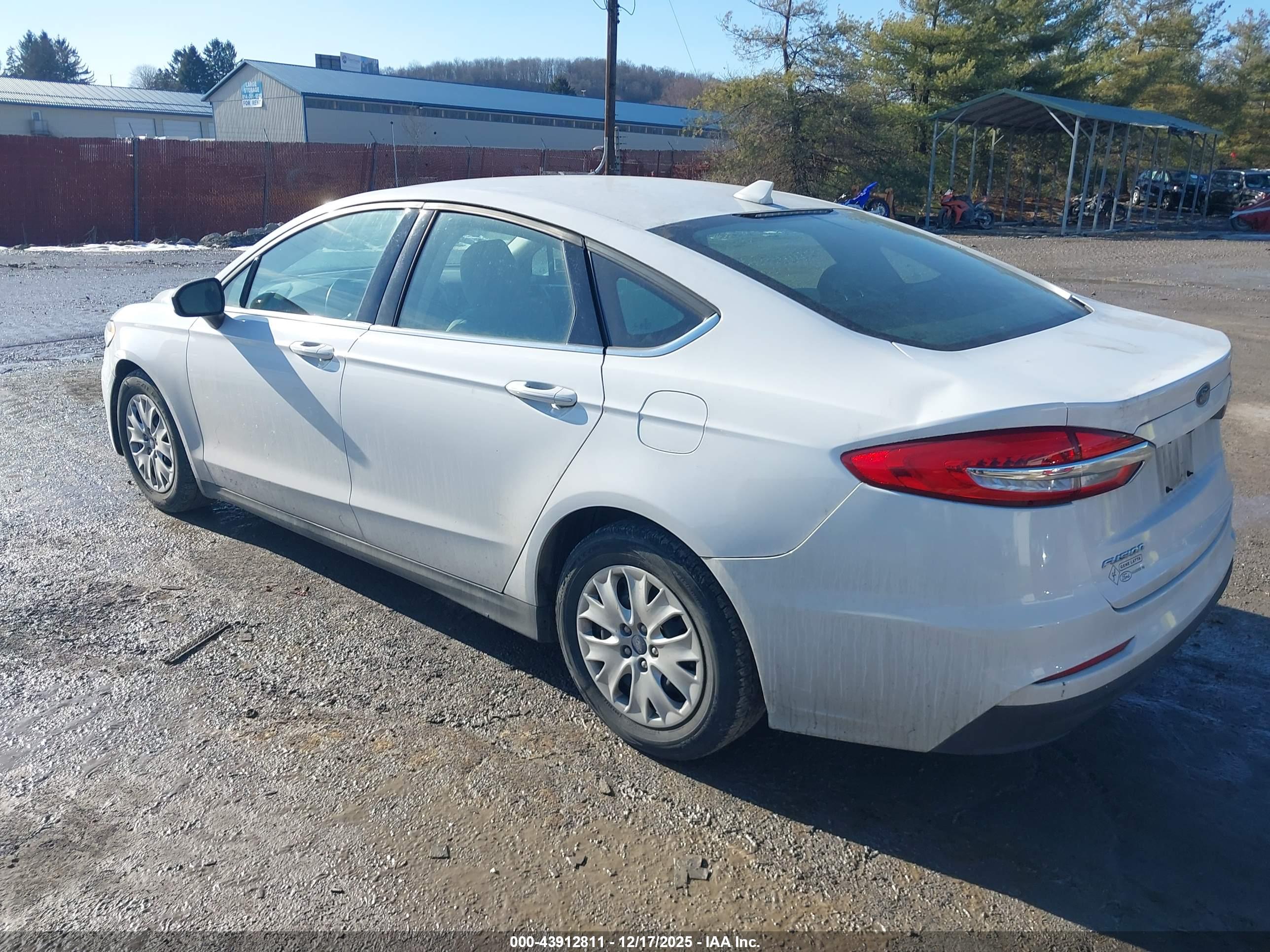 FORD FUSION image 3