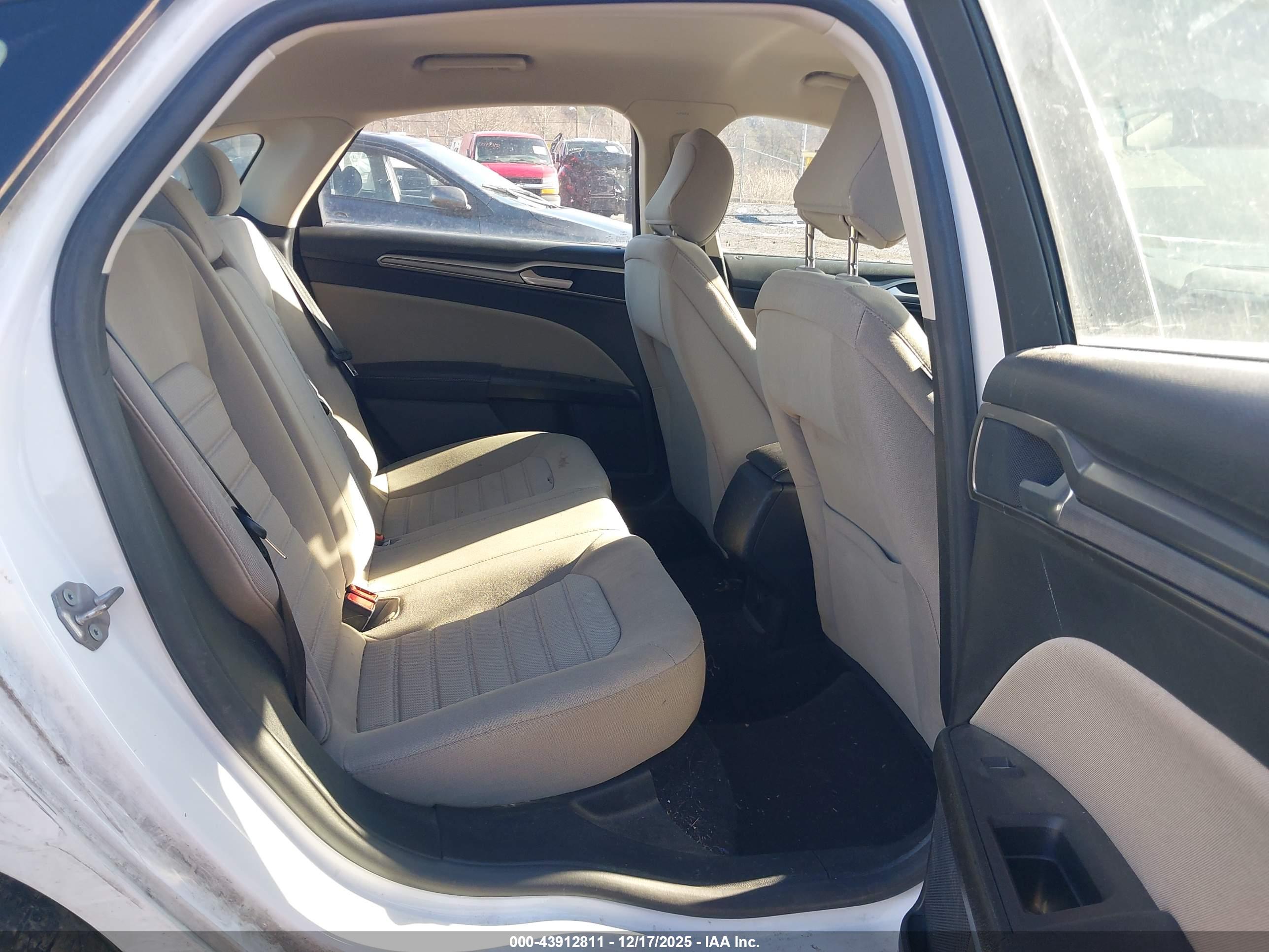 FORD FUSION image 8