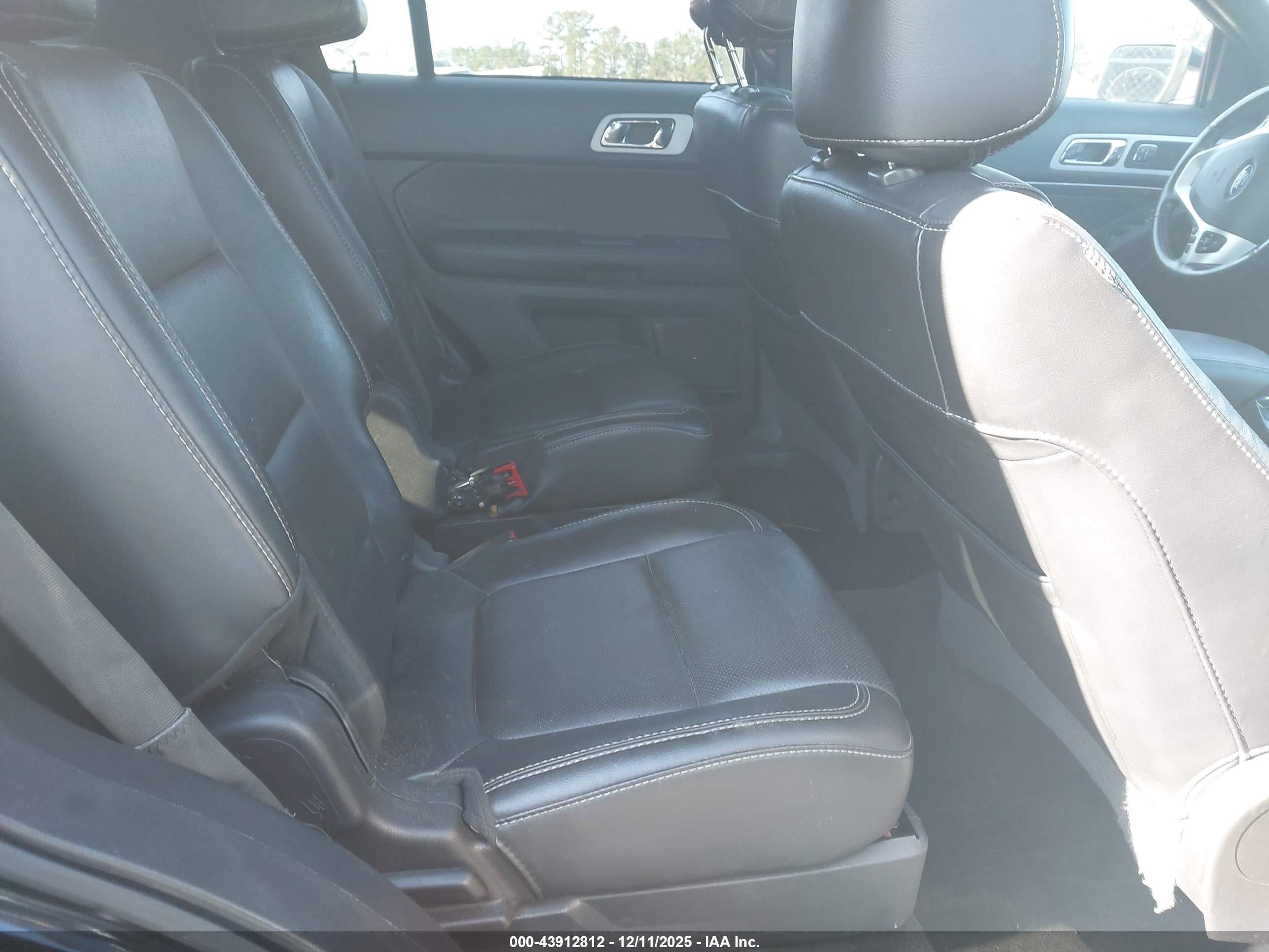 FORD EXPLORER image 8