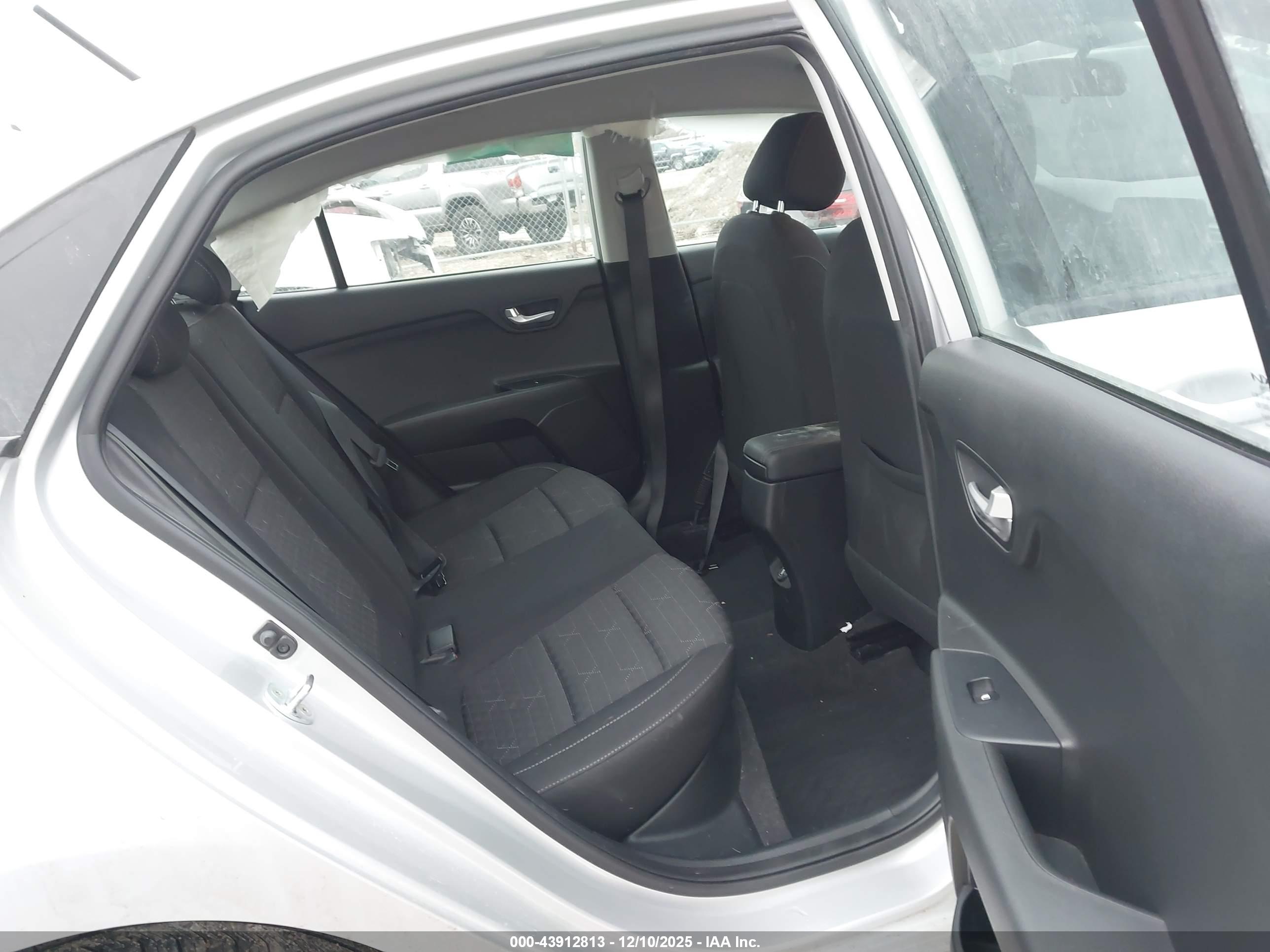 KIA RIO image 8