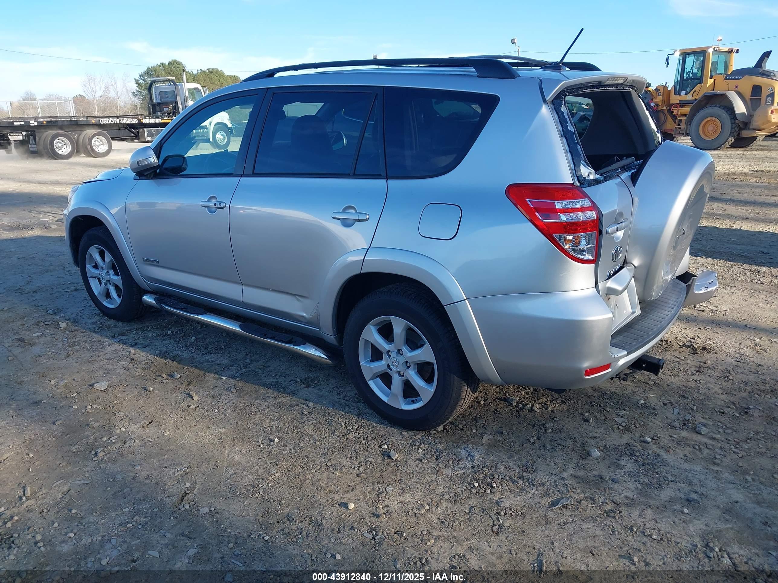 TOYOTA RAV4 image 3