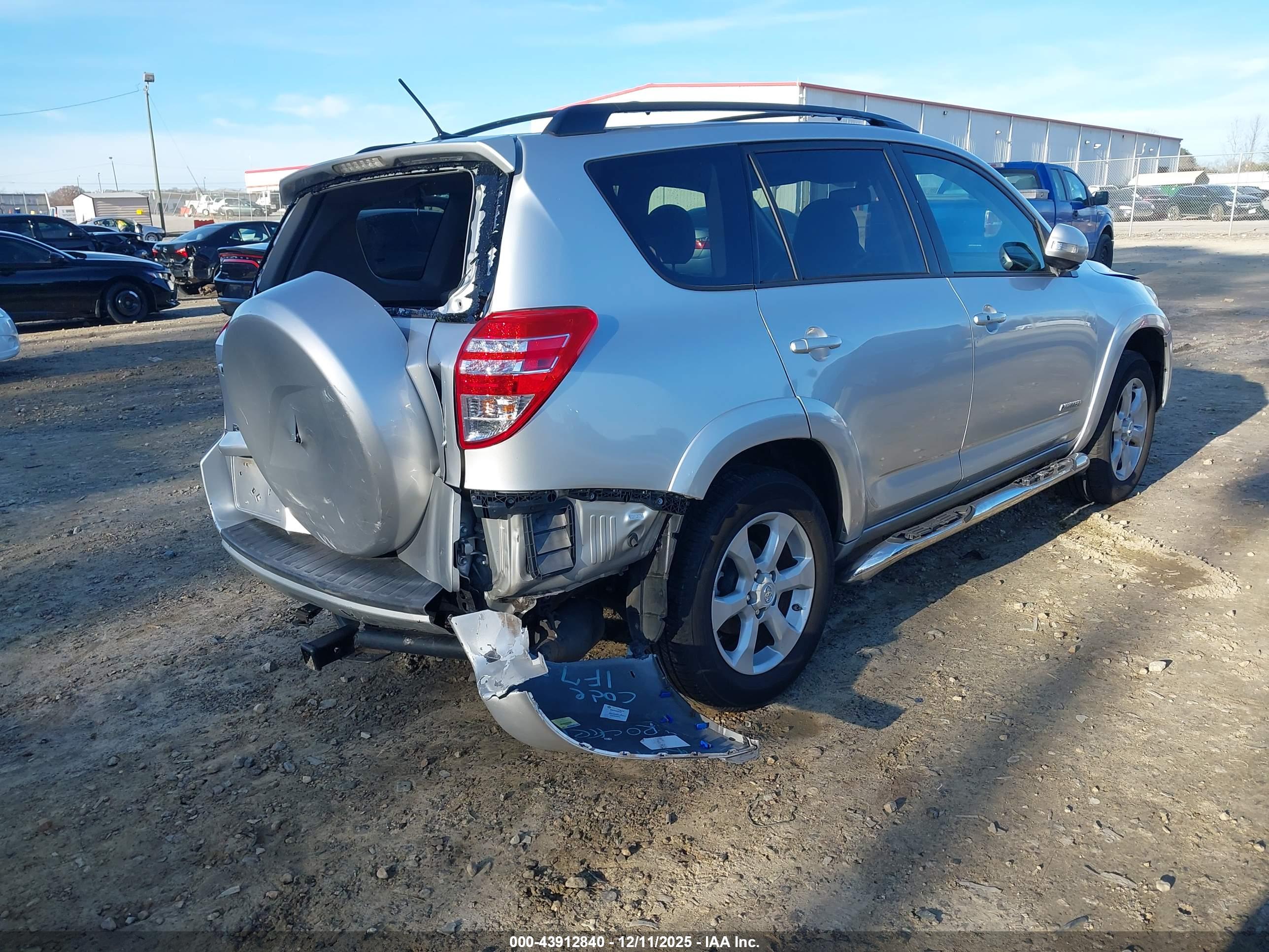 TOYOTA RAV4 image 4