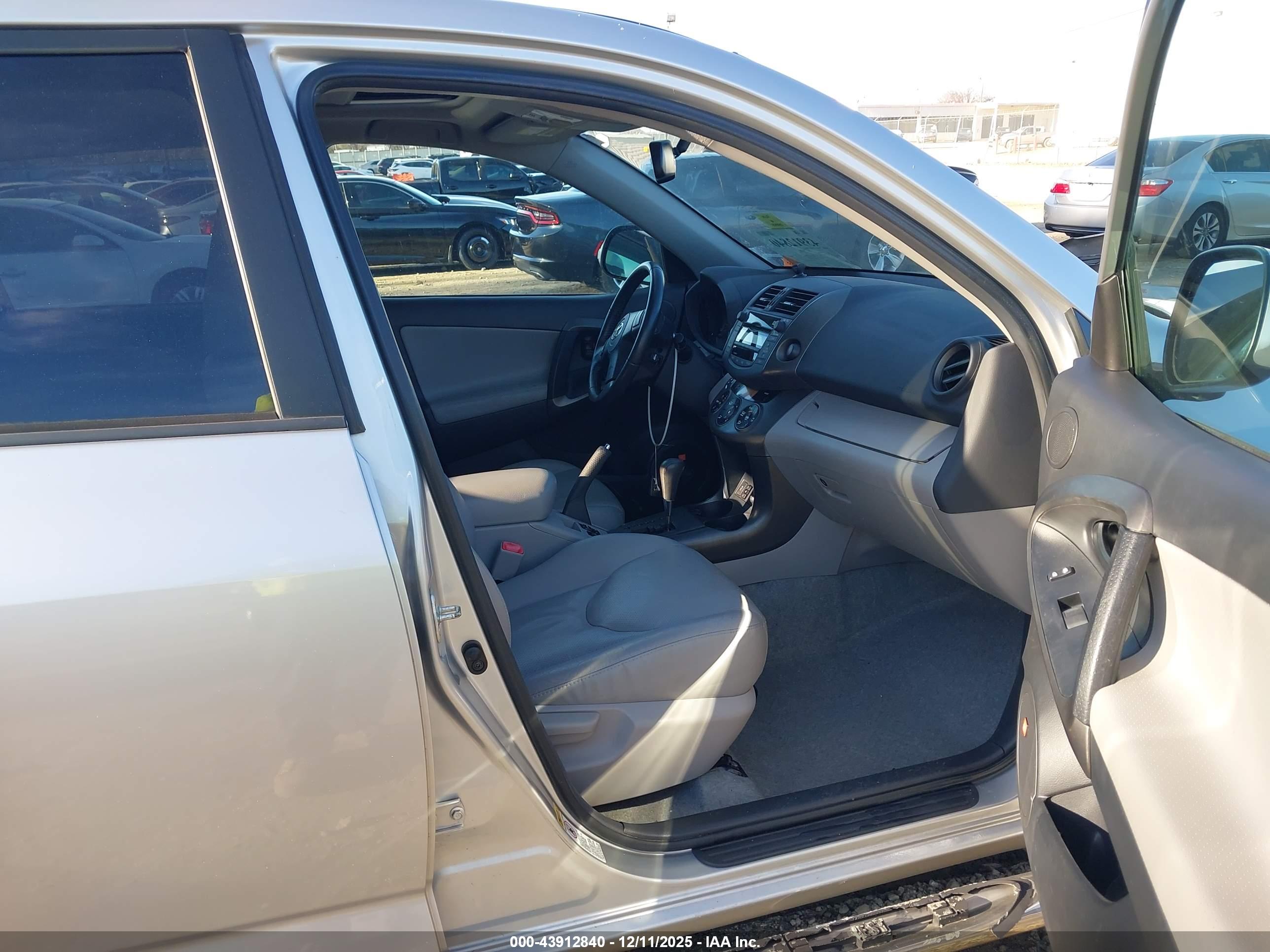TOYOTA RAV4 image 5
