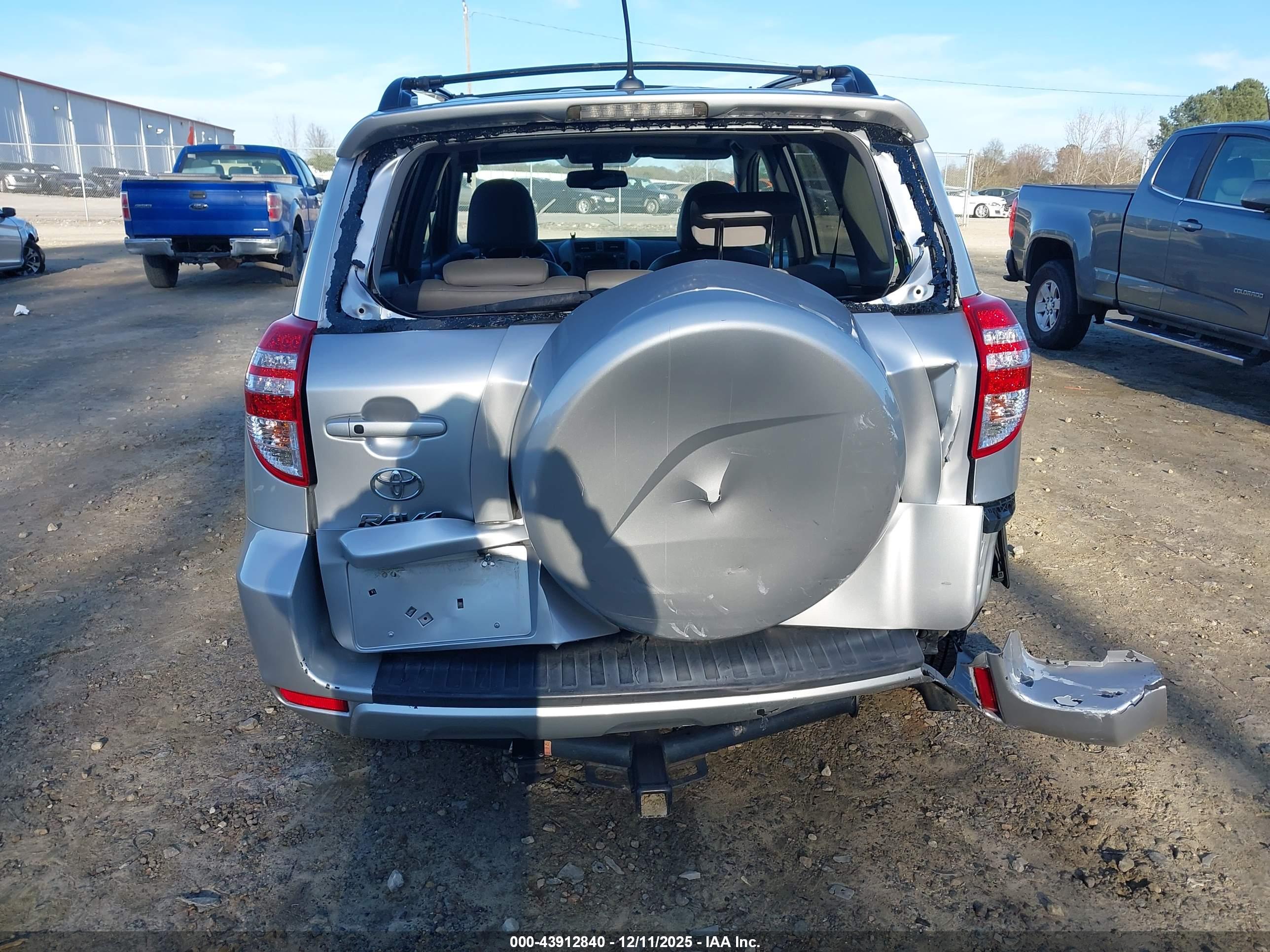 TOYOTA RAV4 image 6