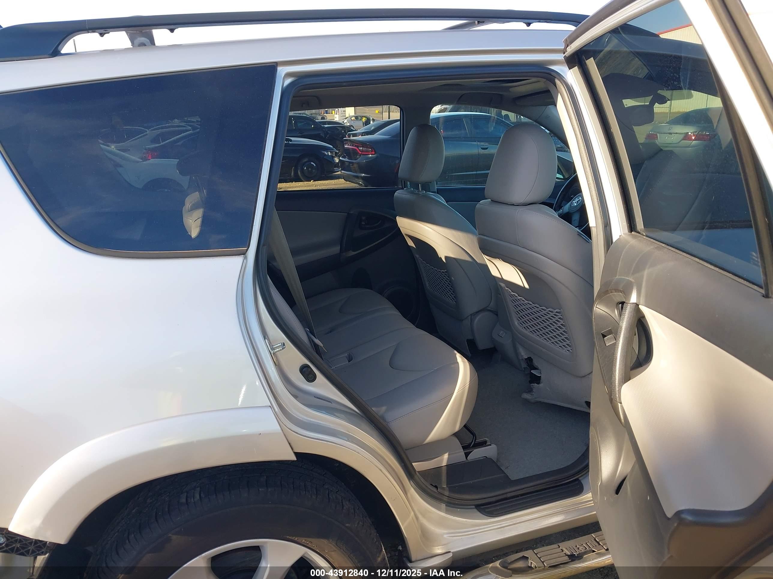 TOYOTA RAV4 image 8