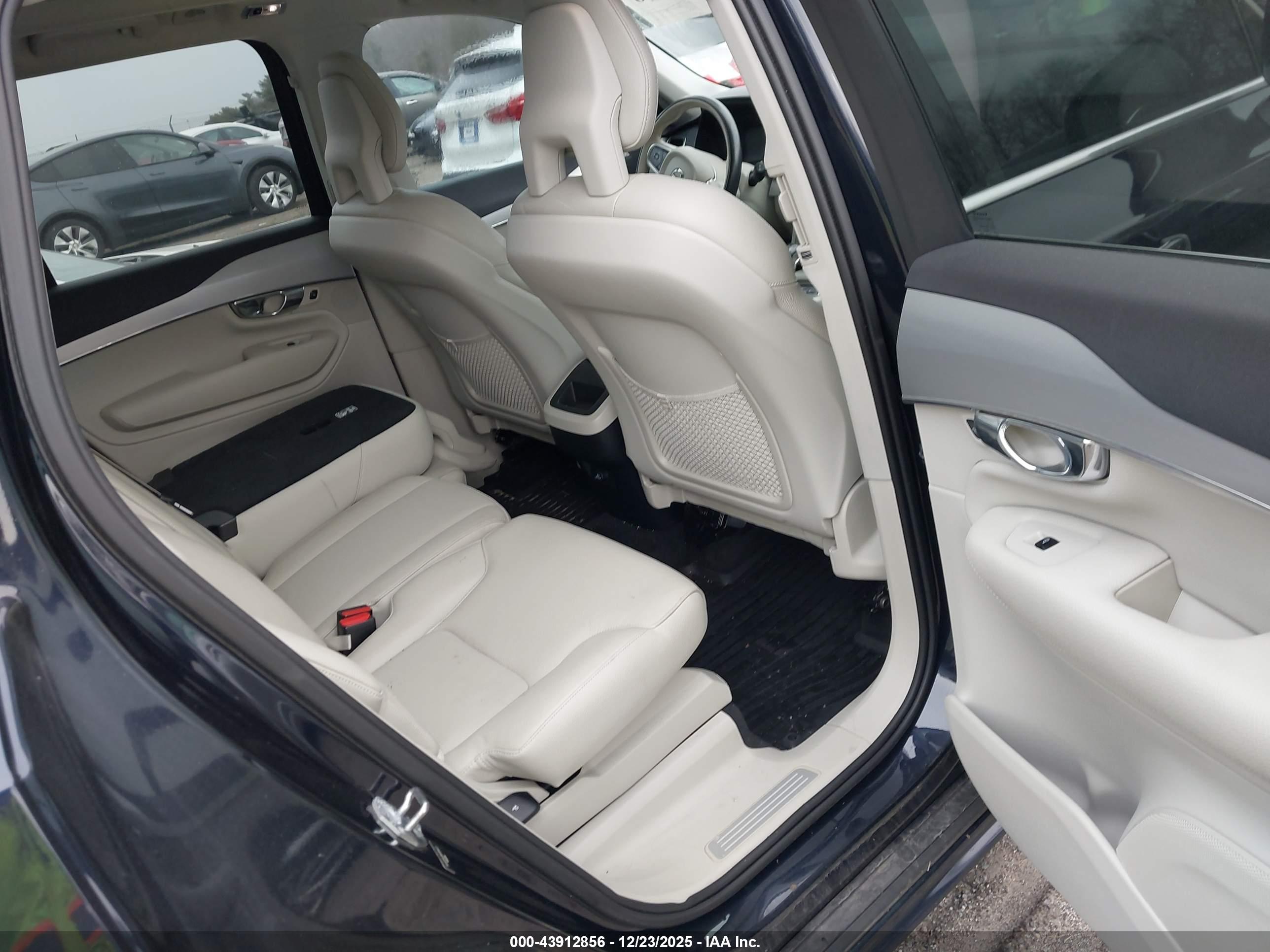 VOLVO XC90 image 8