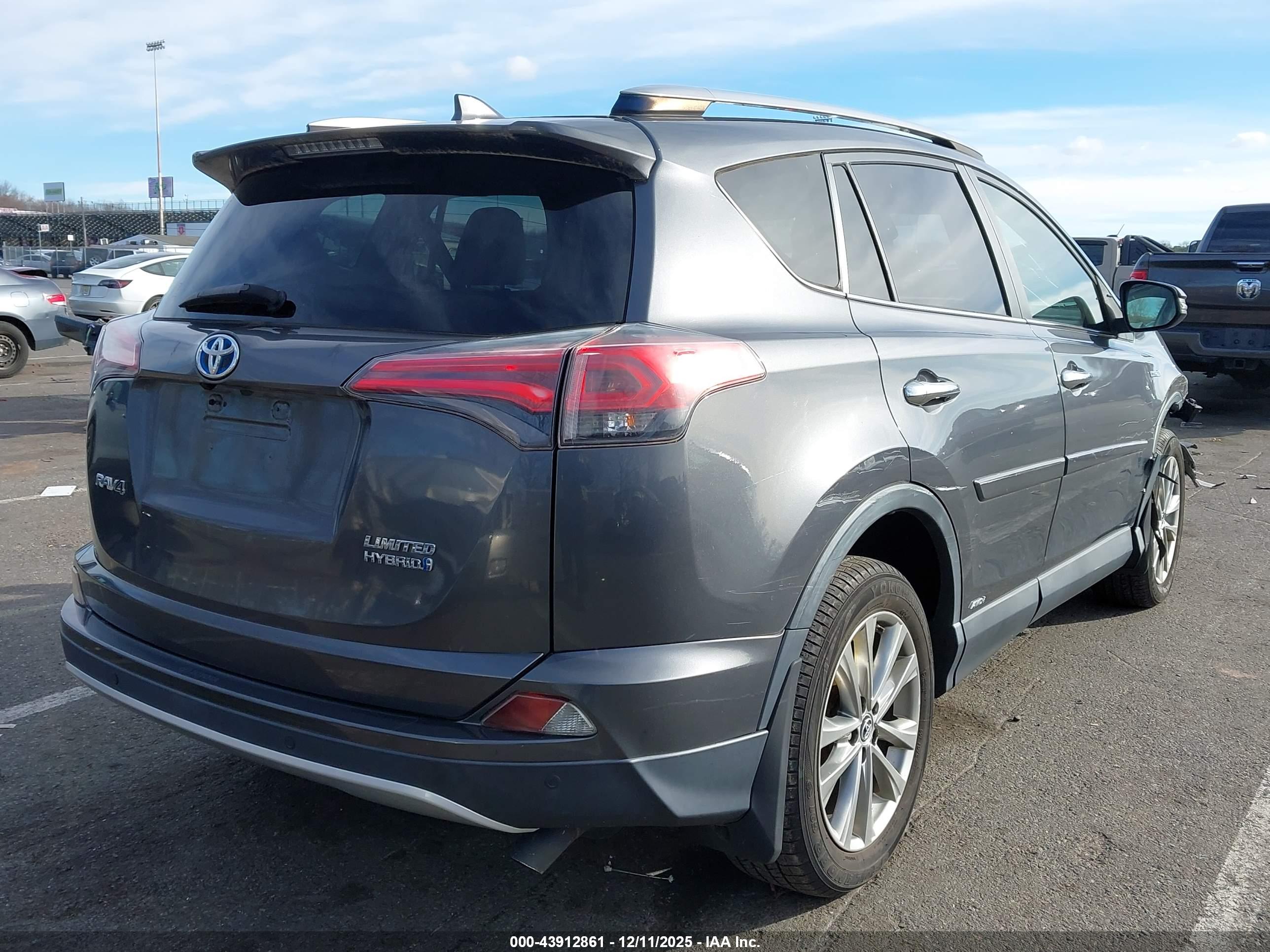 TOYOTA RAV4 image 4