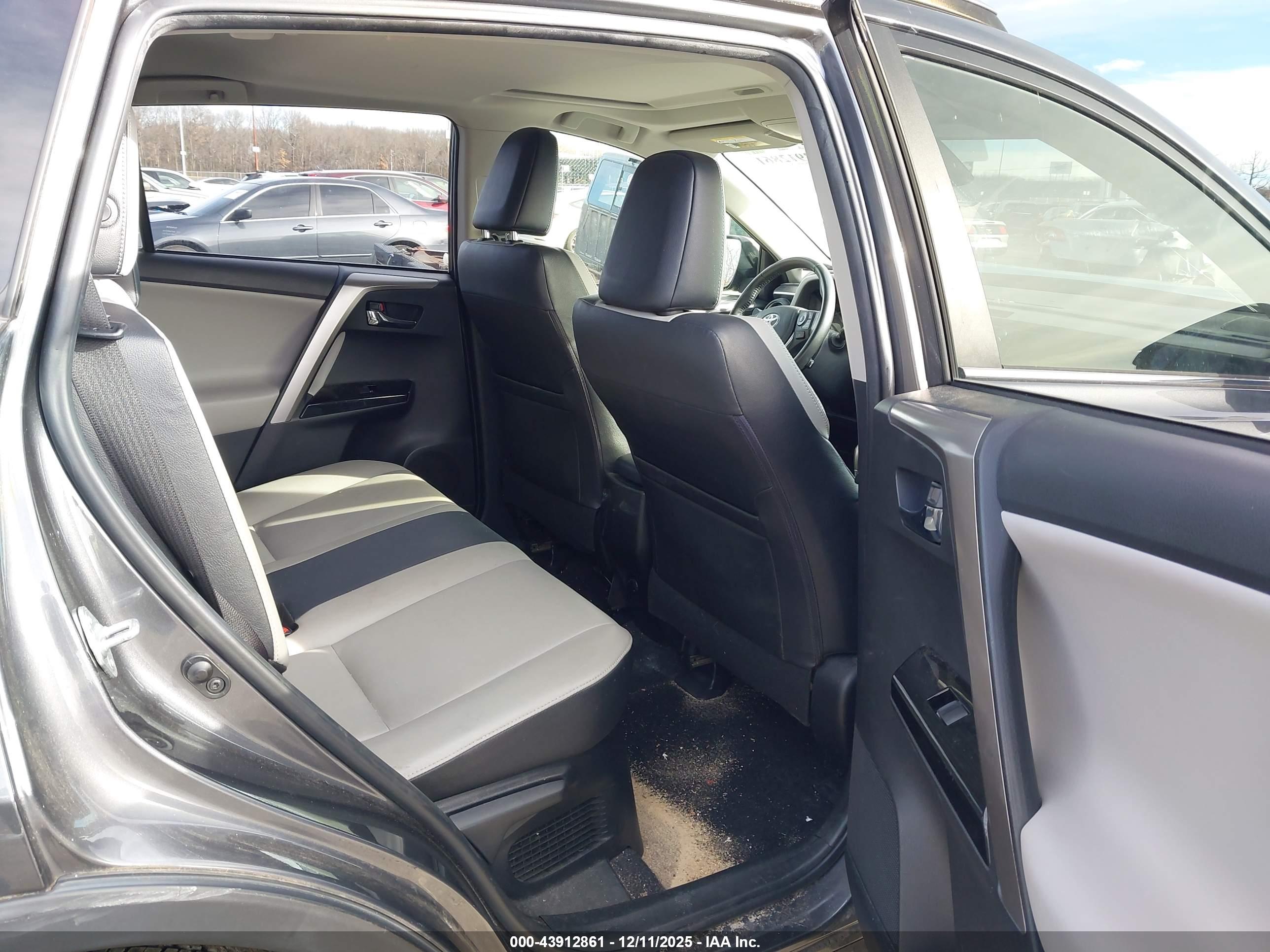 TOYOTA RAV4 image 8