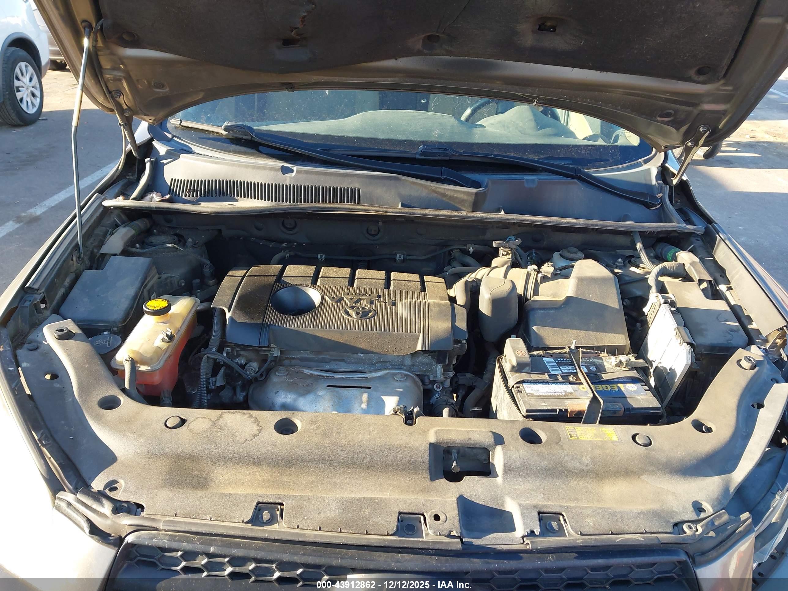 TOYOTA RAV4 image 10
