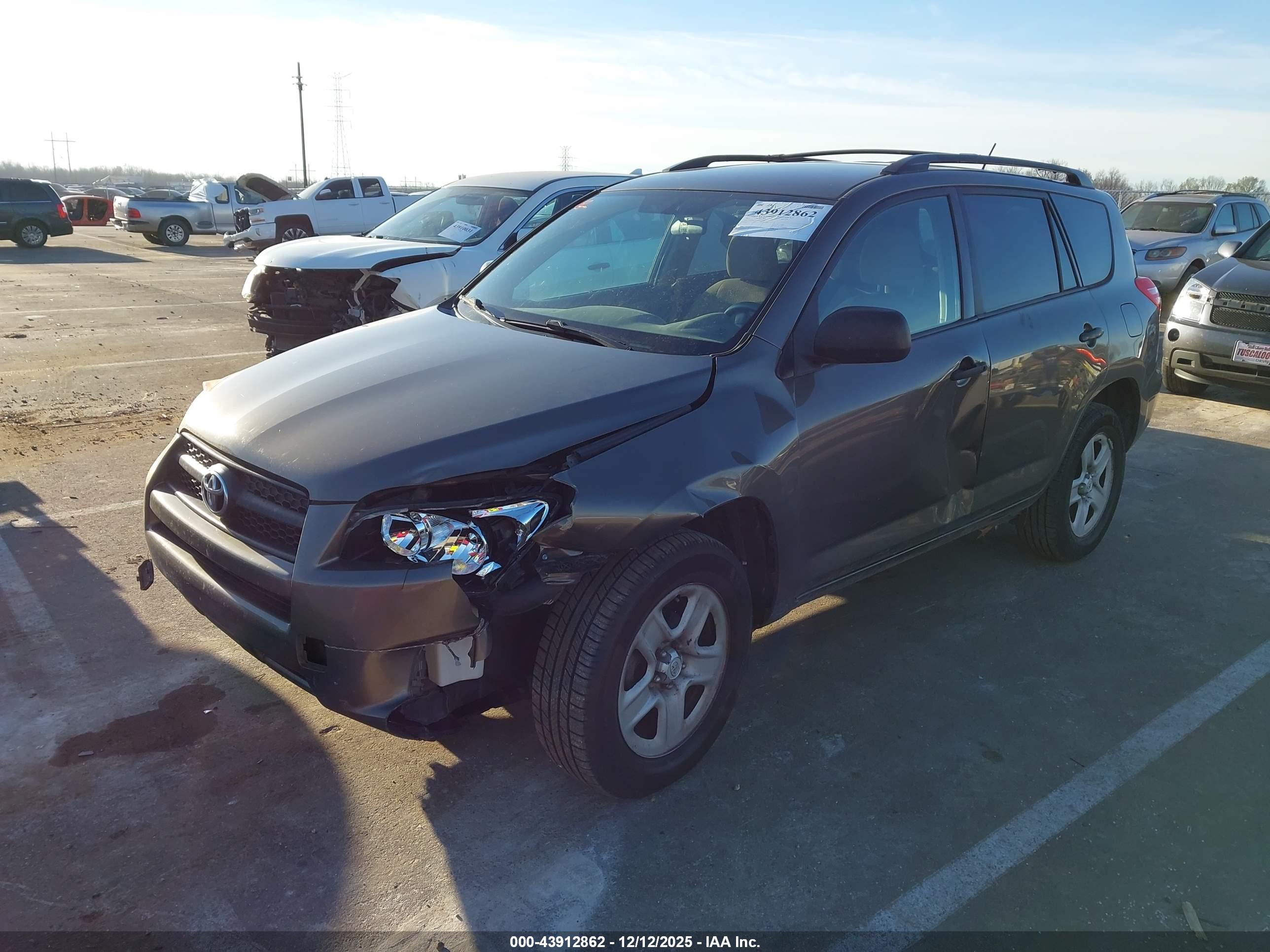 TOYOTA RAV4 image 2