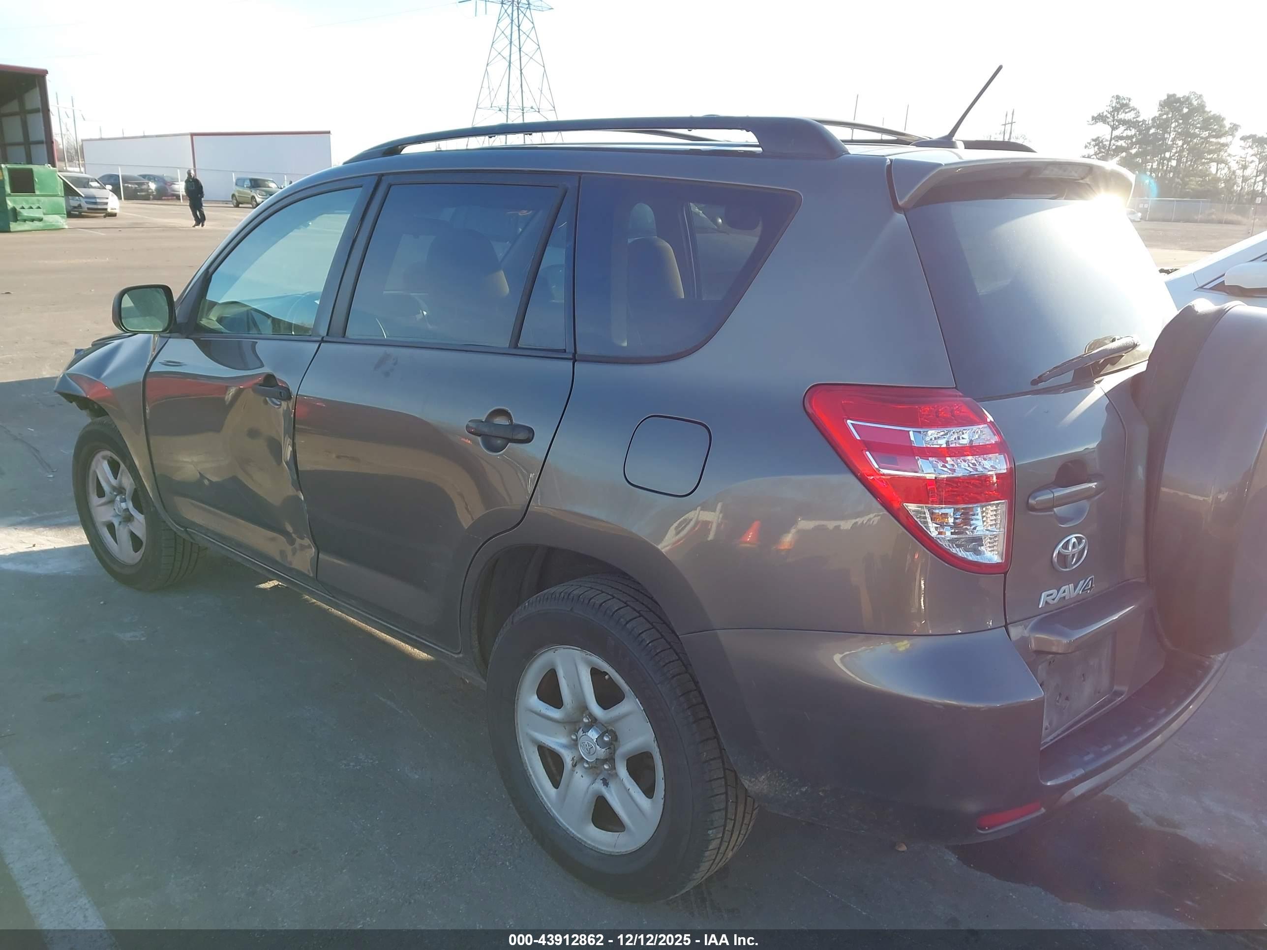 TOYOTA RAV4 image 3