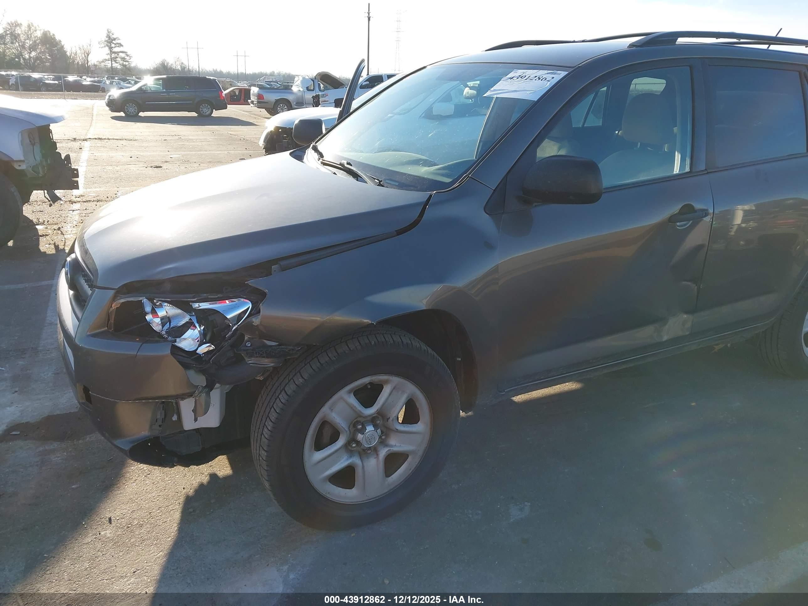 TOYOTA RAV4 image 6