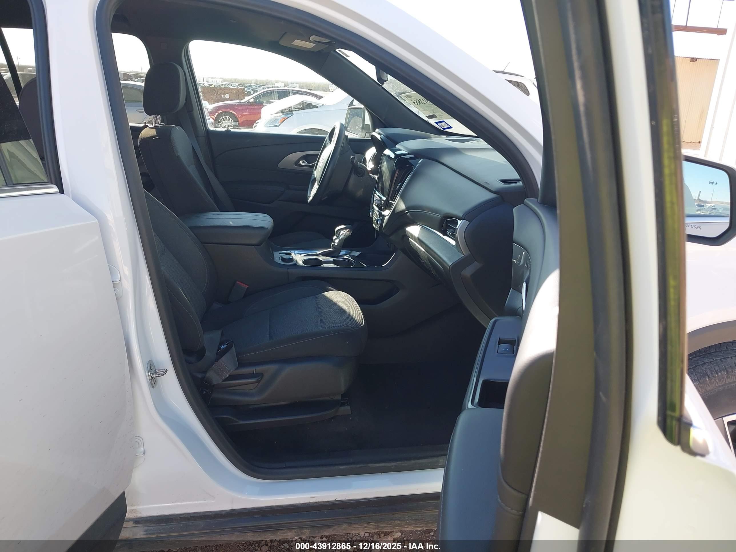 CHEVROLET TRAVERSE image 5