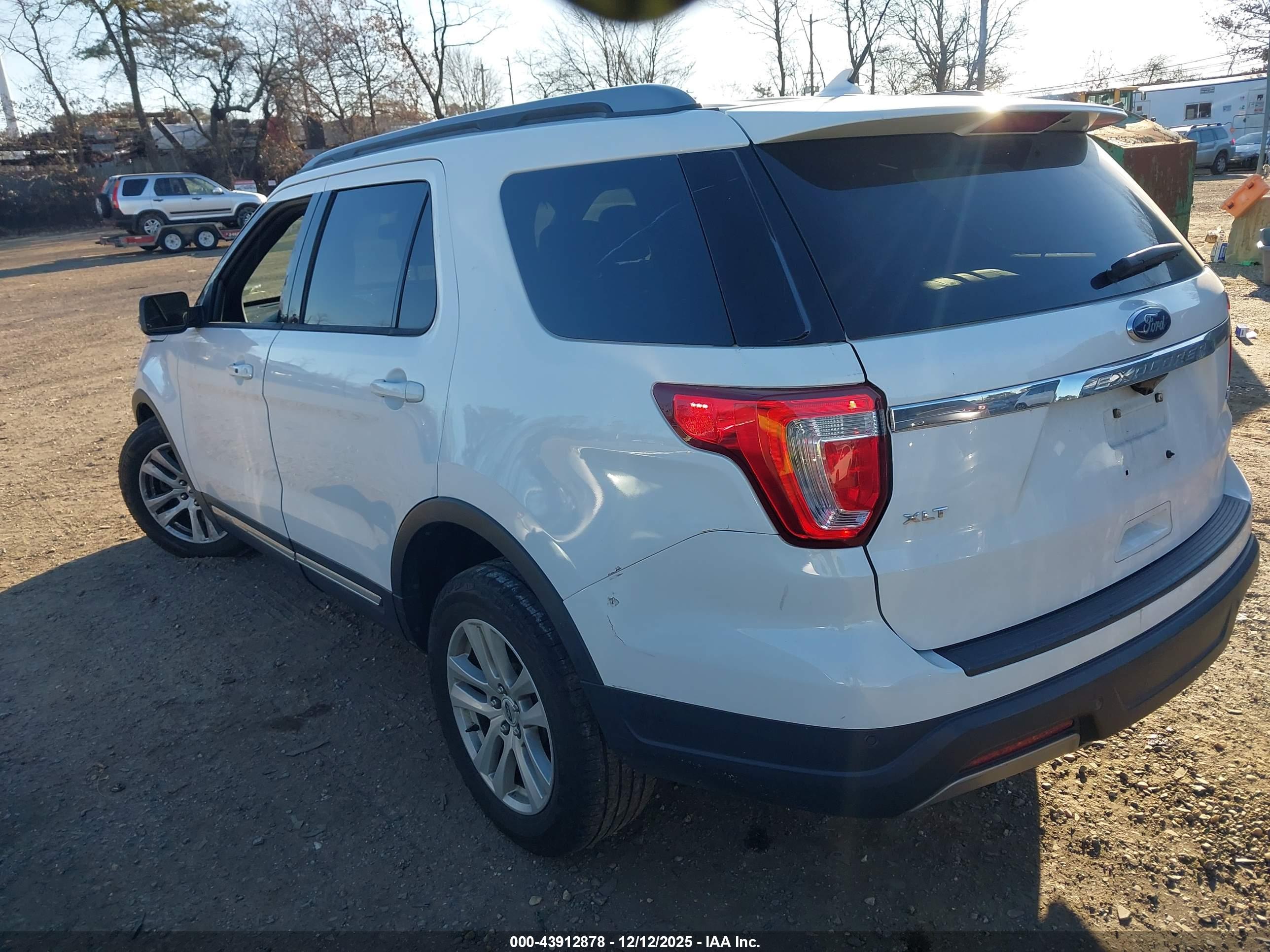 FORD EXPLORER image 3