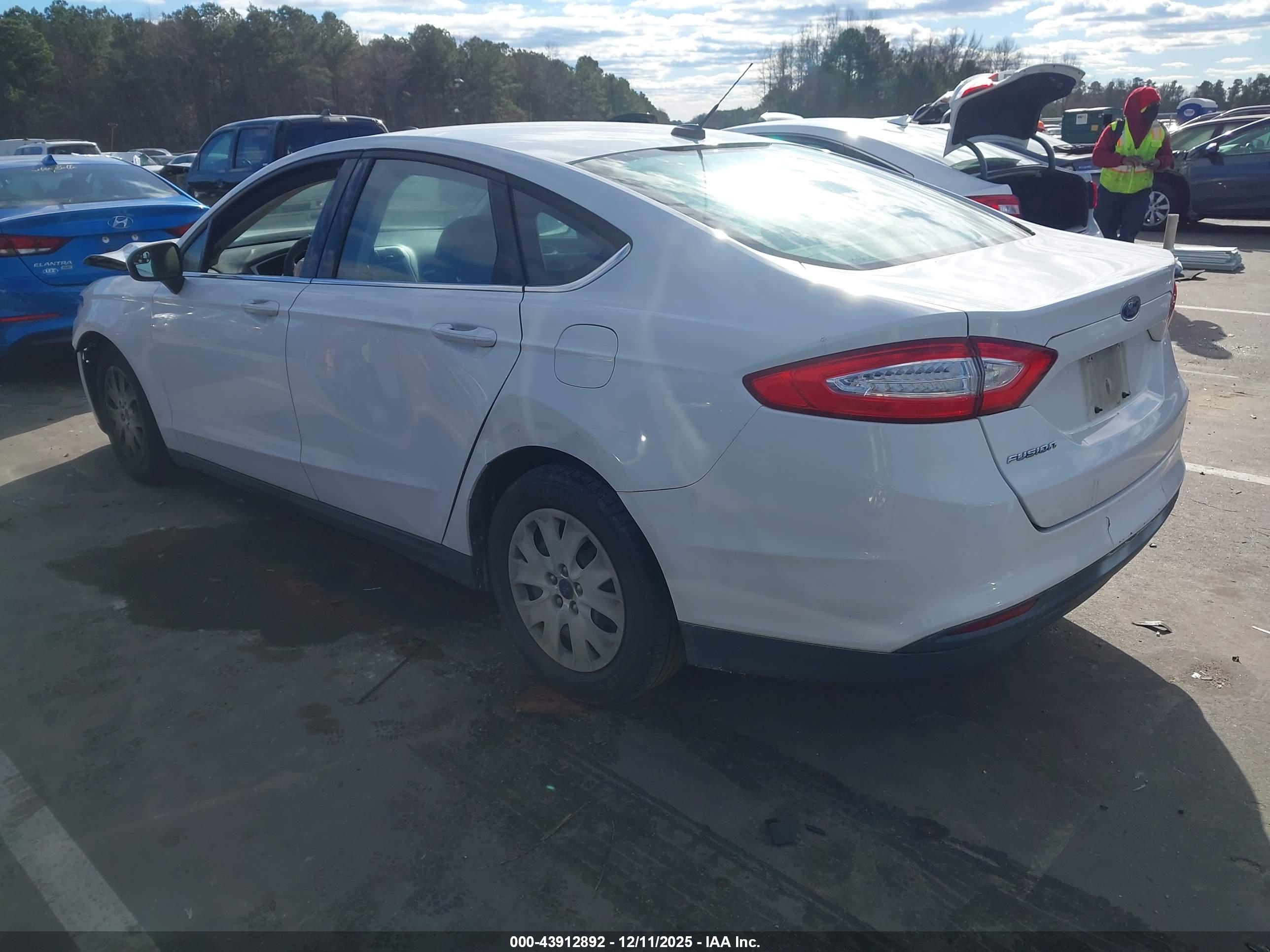 FORD FUSION image 3