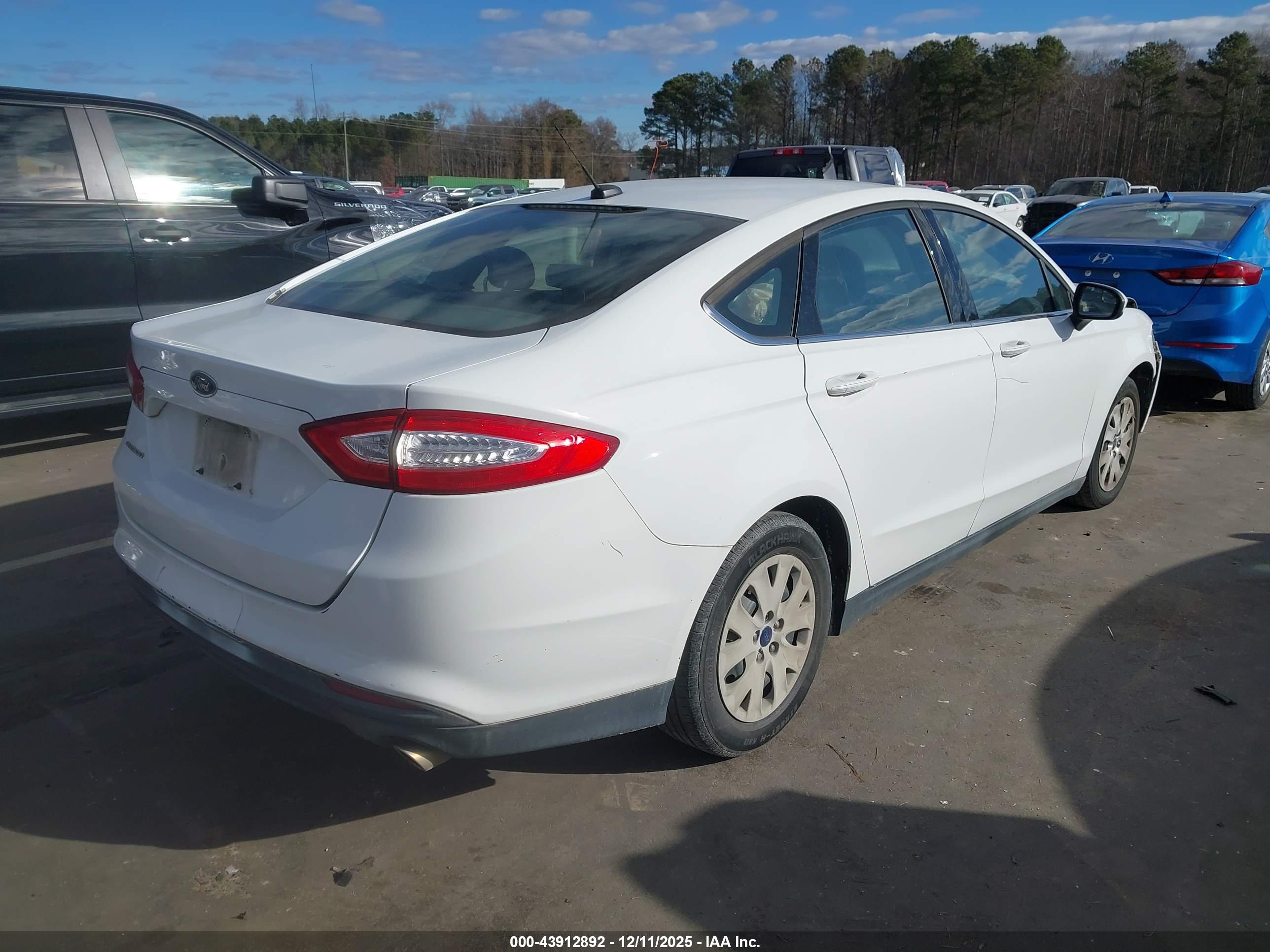FORD FUSION image 4