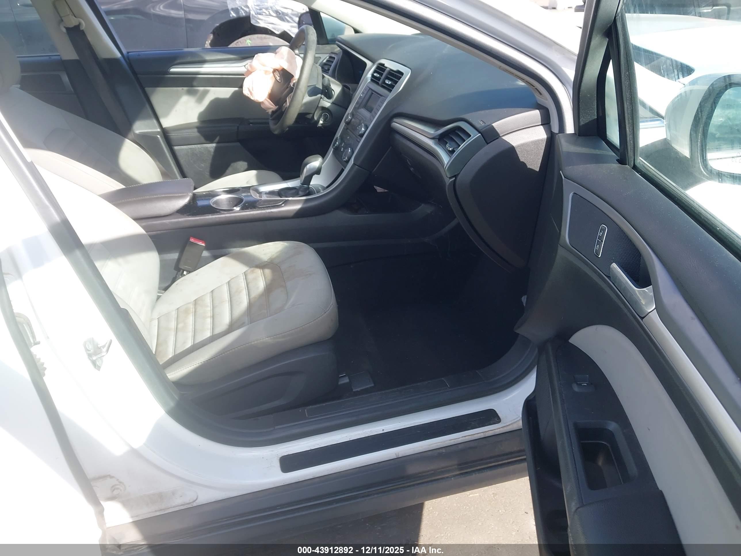 FORD FUSION image 5