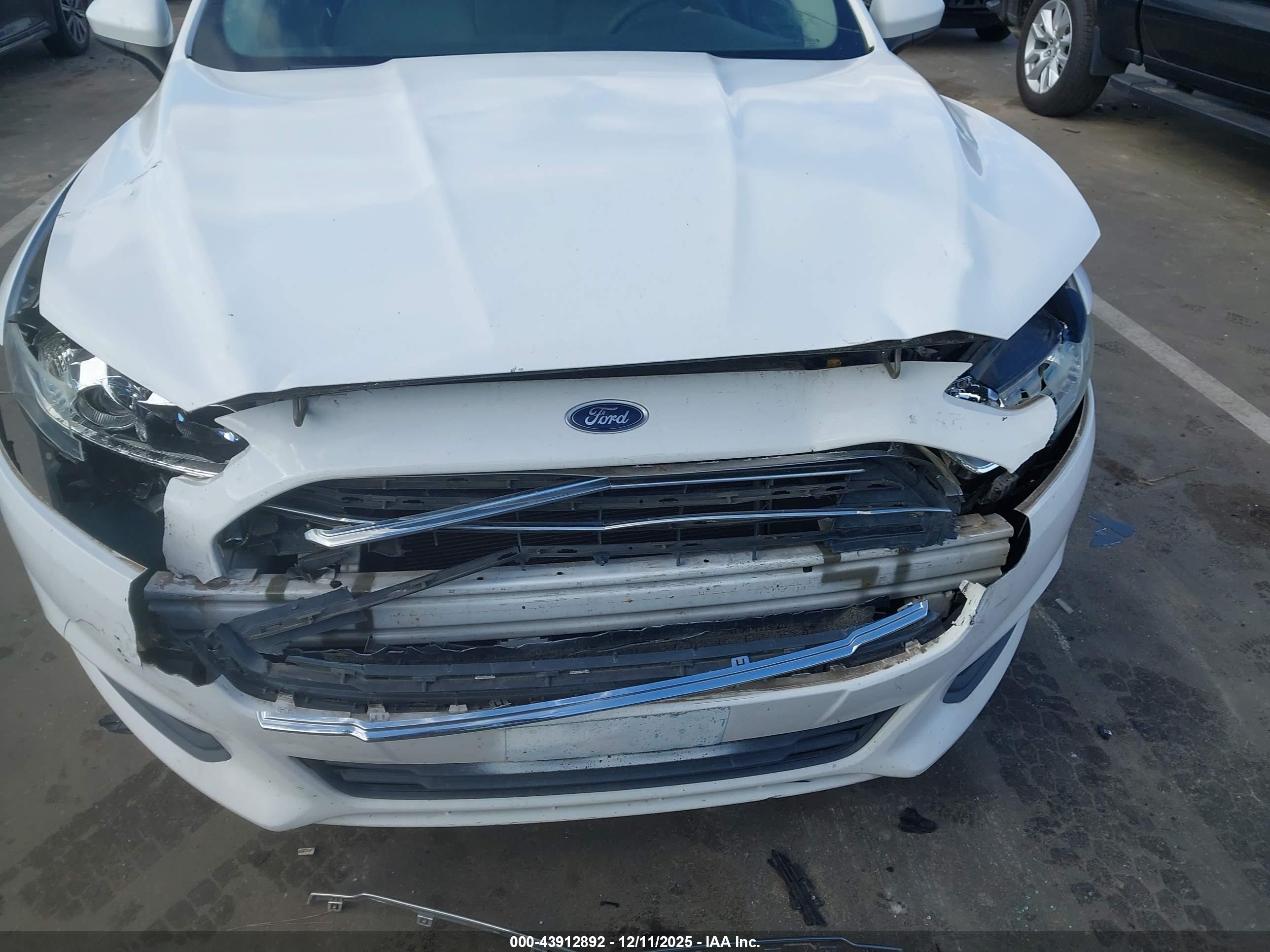 FORD FUSION image 6