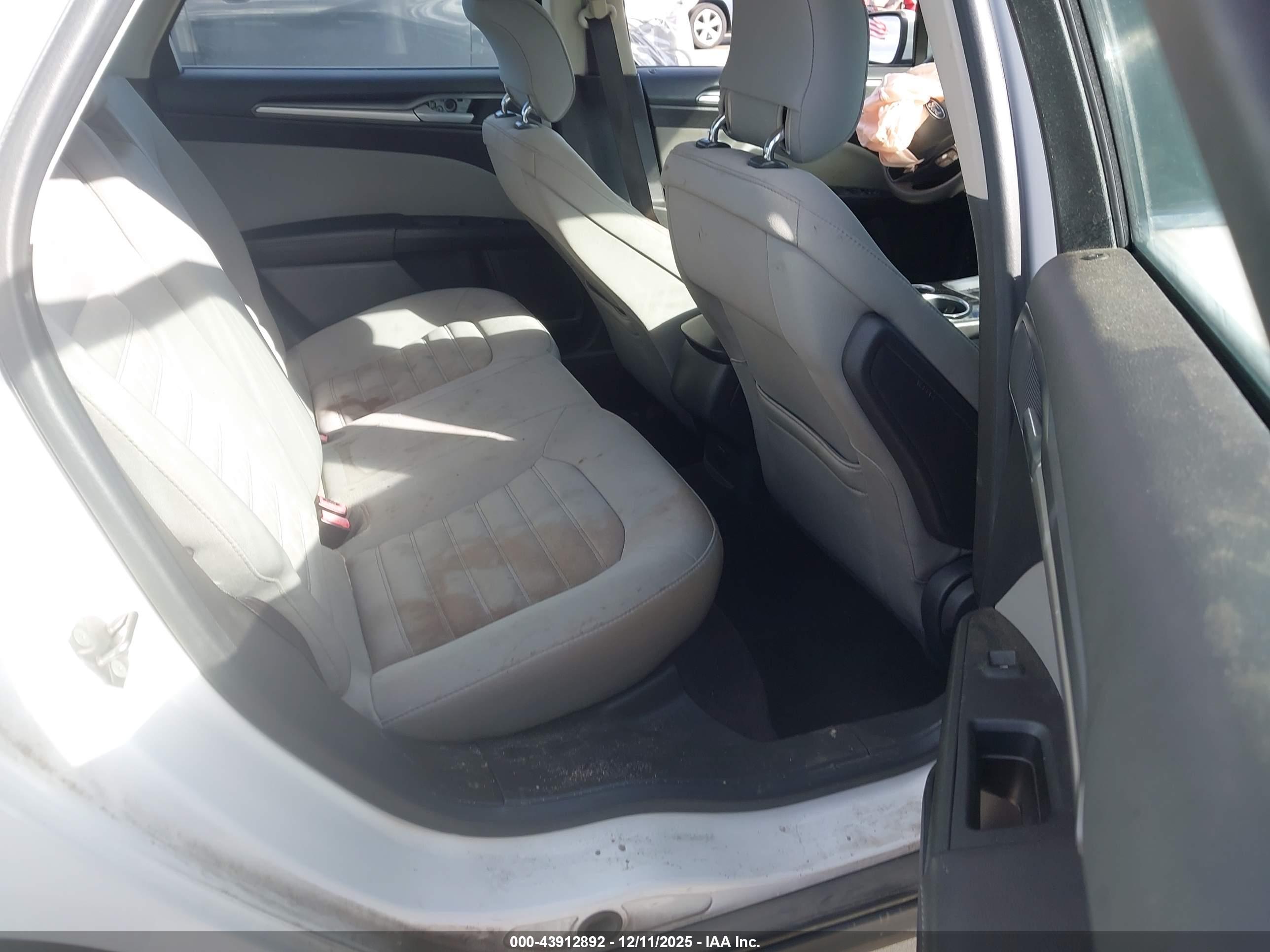 FORD FUSION image 8