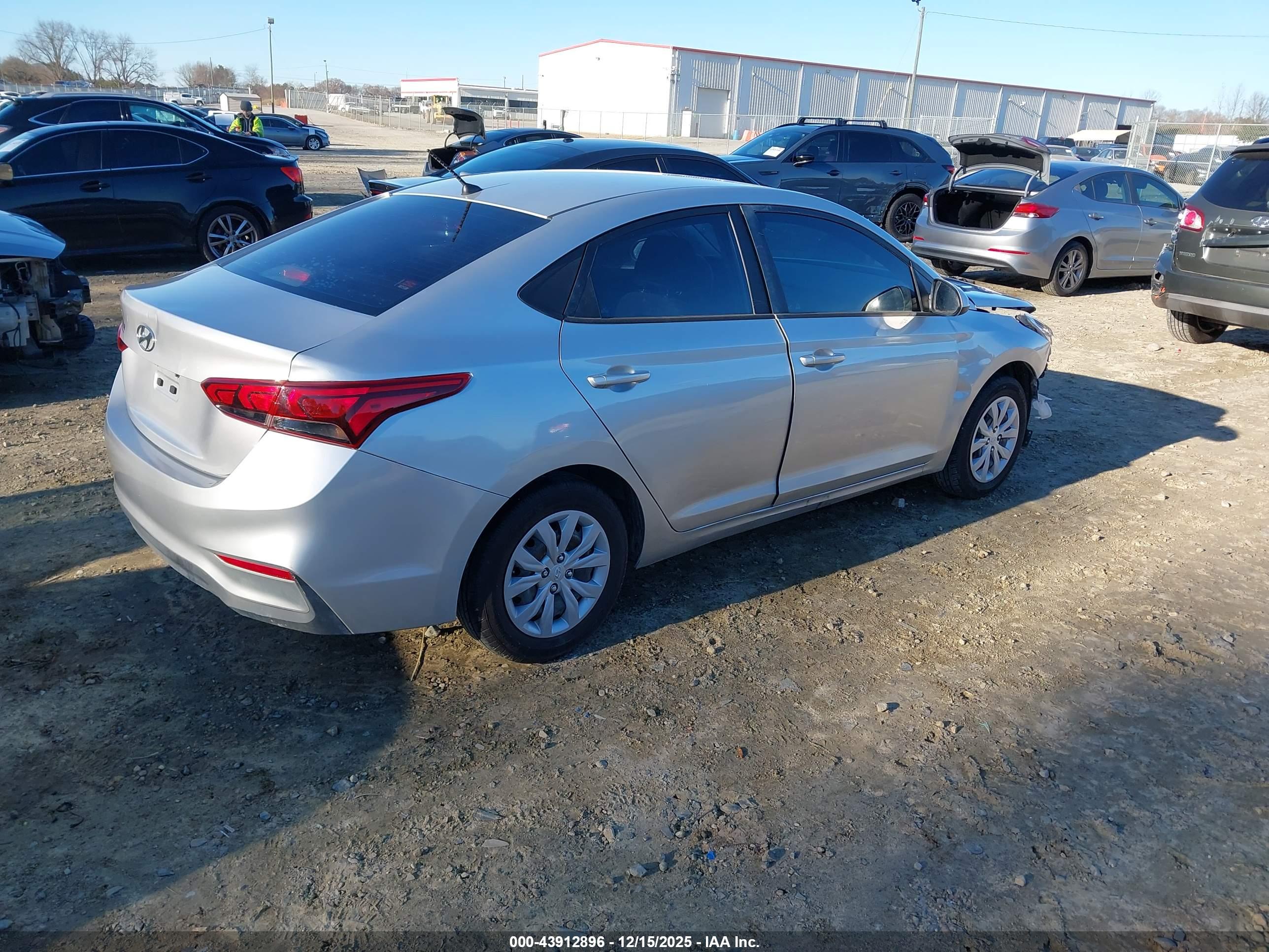 HYUNDAI ACCENT image 4