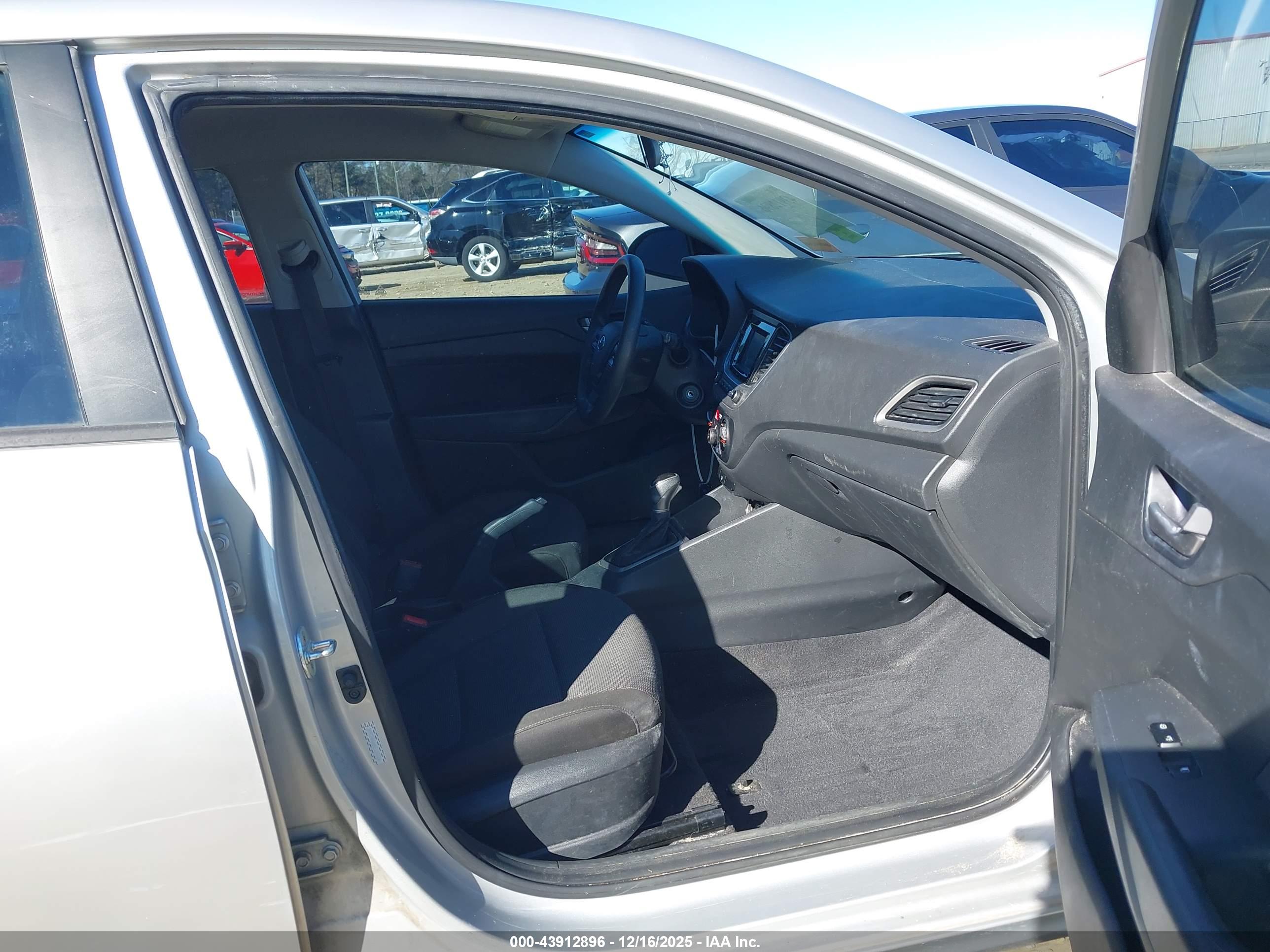 HYUNDAI ACCENT image 5