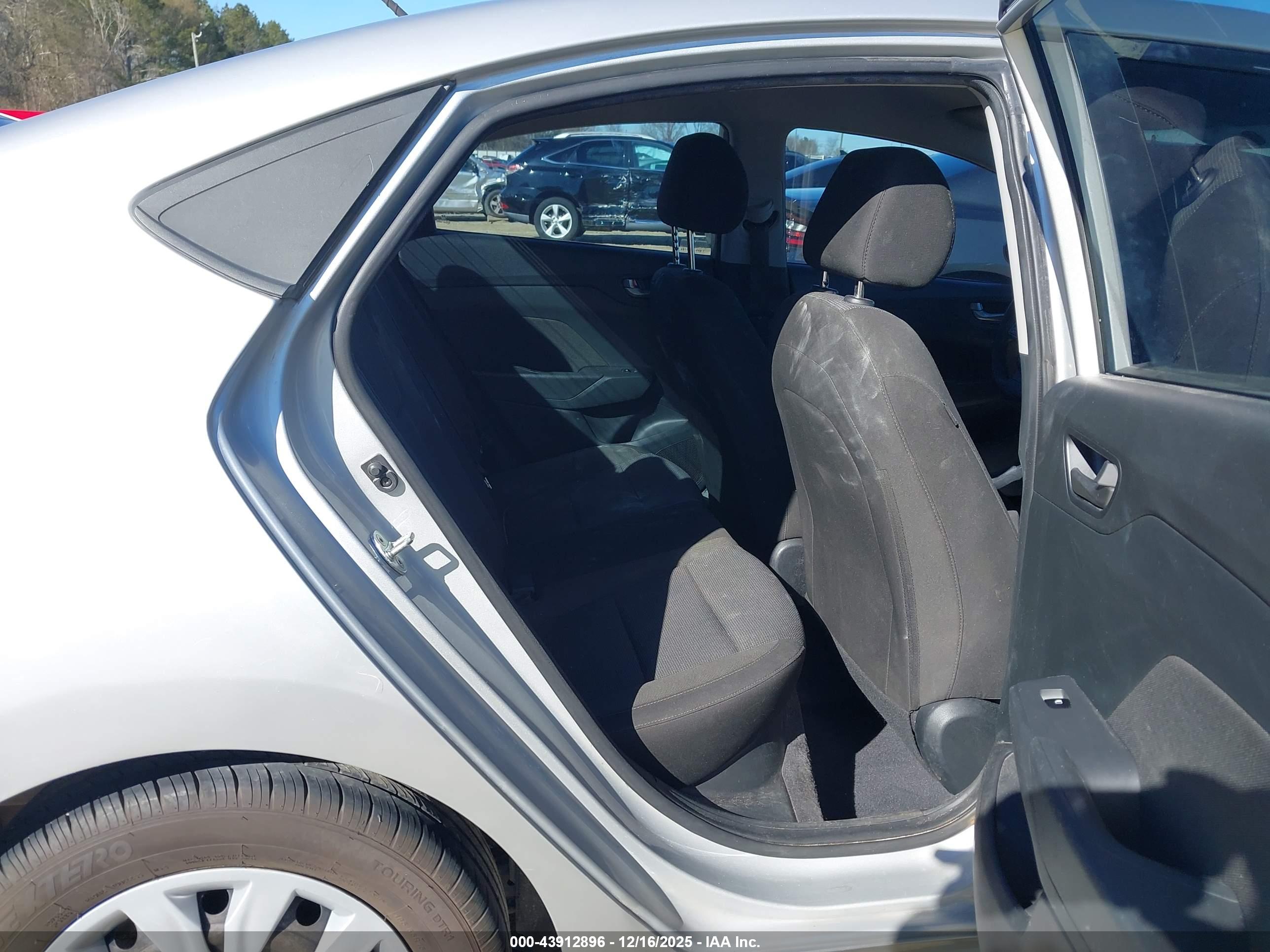 HYUNDAI ACCENT image 8
