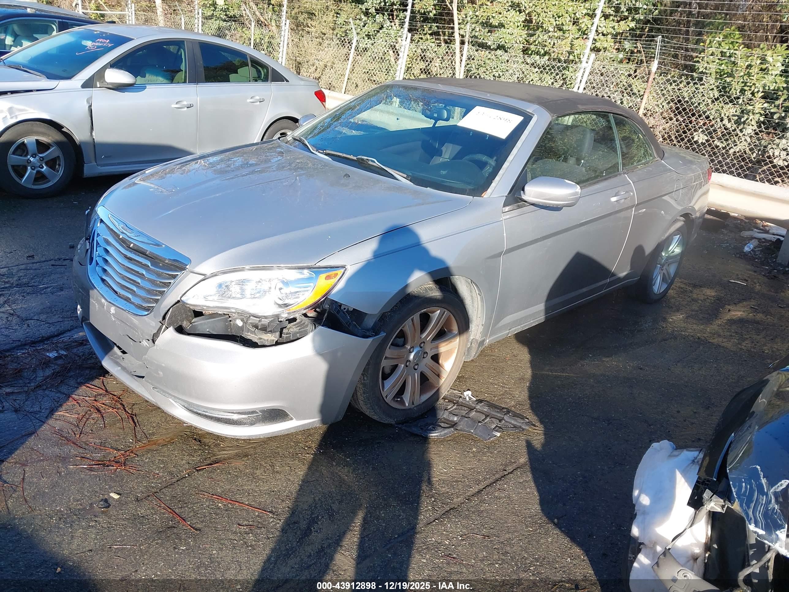 CHRYSLER 200 image 2
