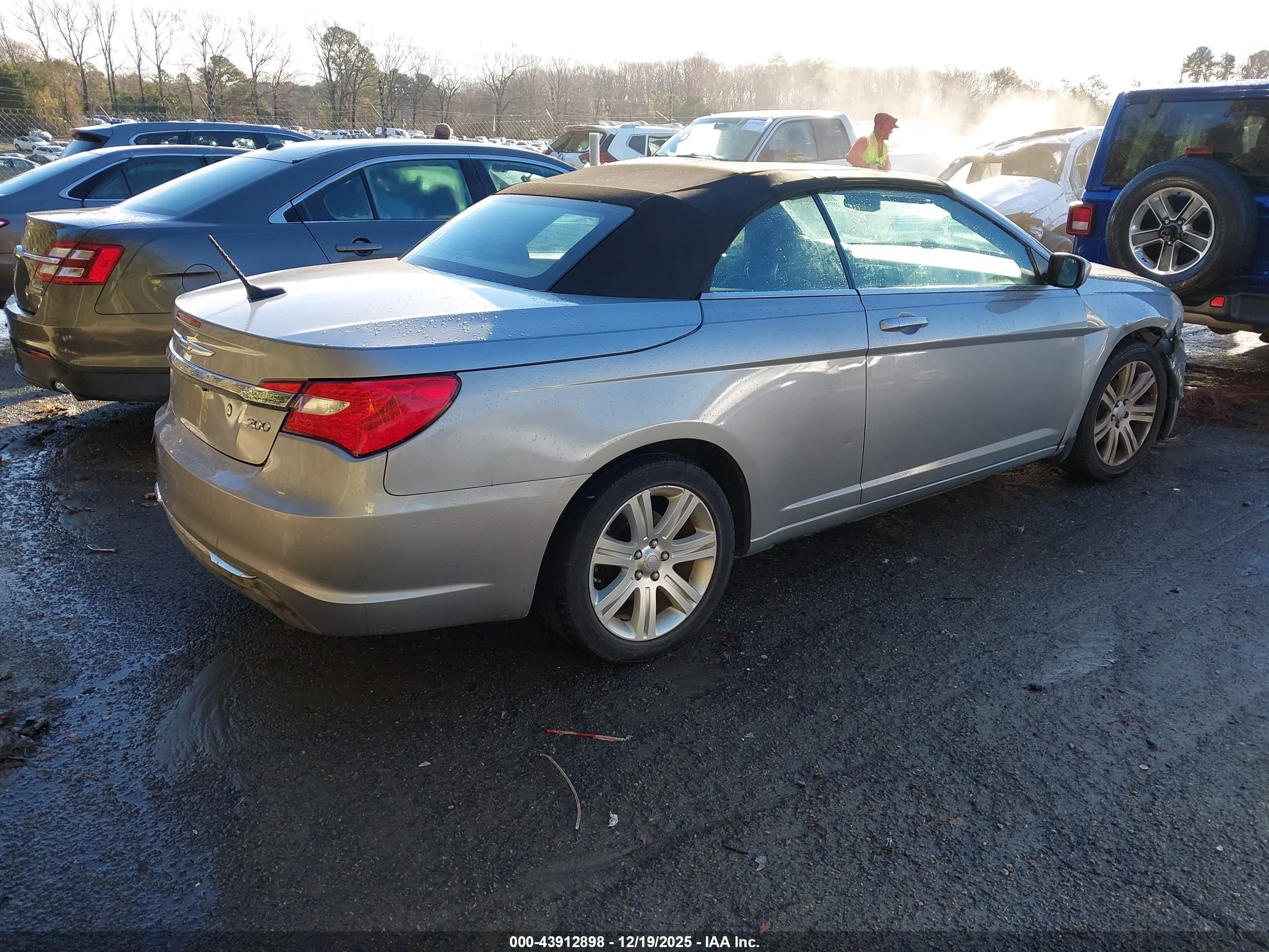 CHRYSLER 200 image 4
