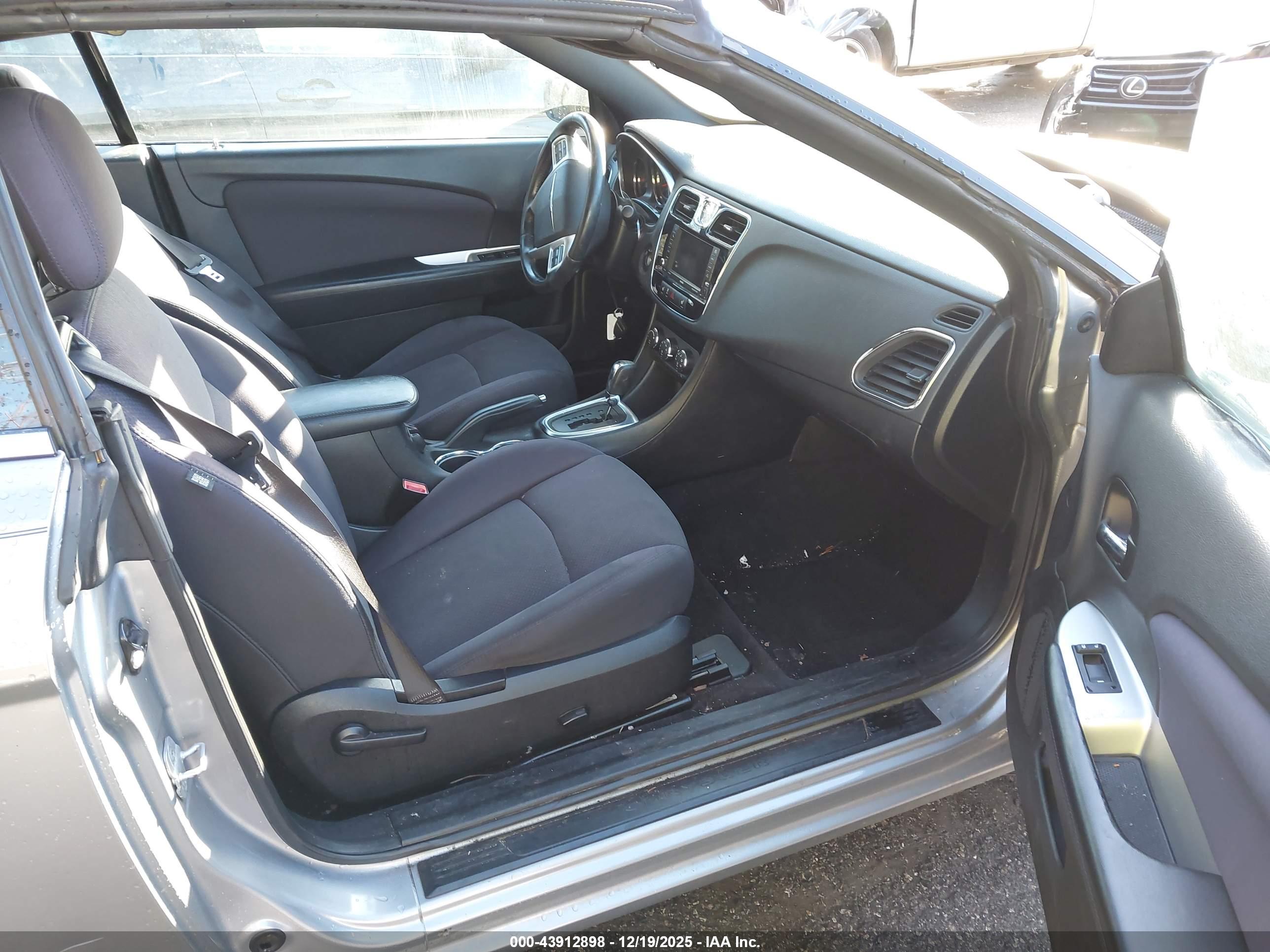 CHRYSLER 200 image 5