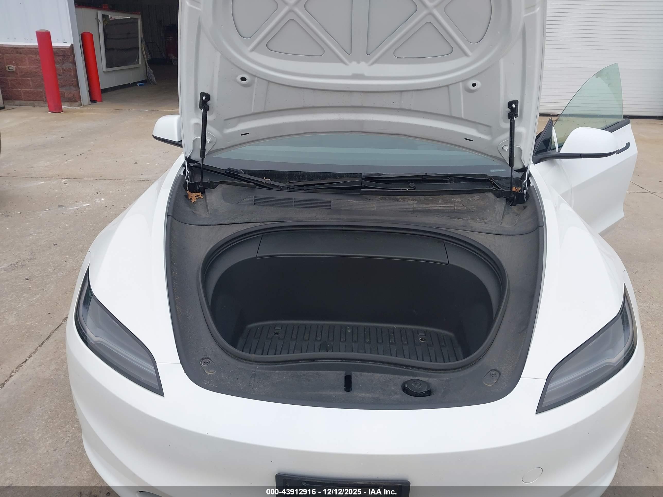 TESLA MODEL image 10