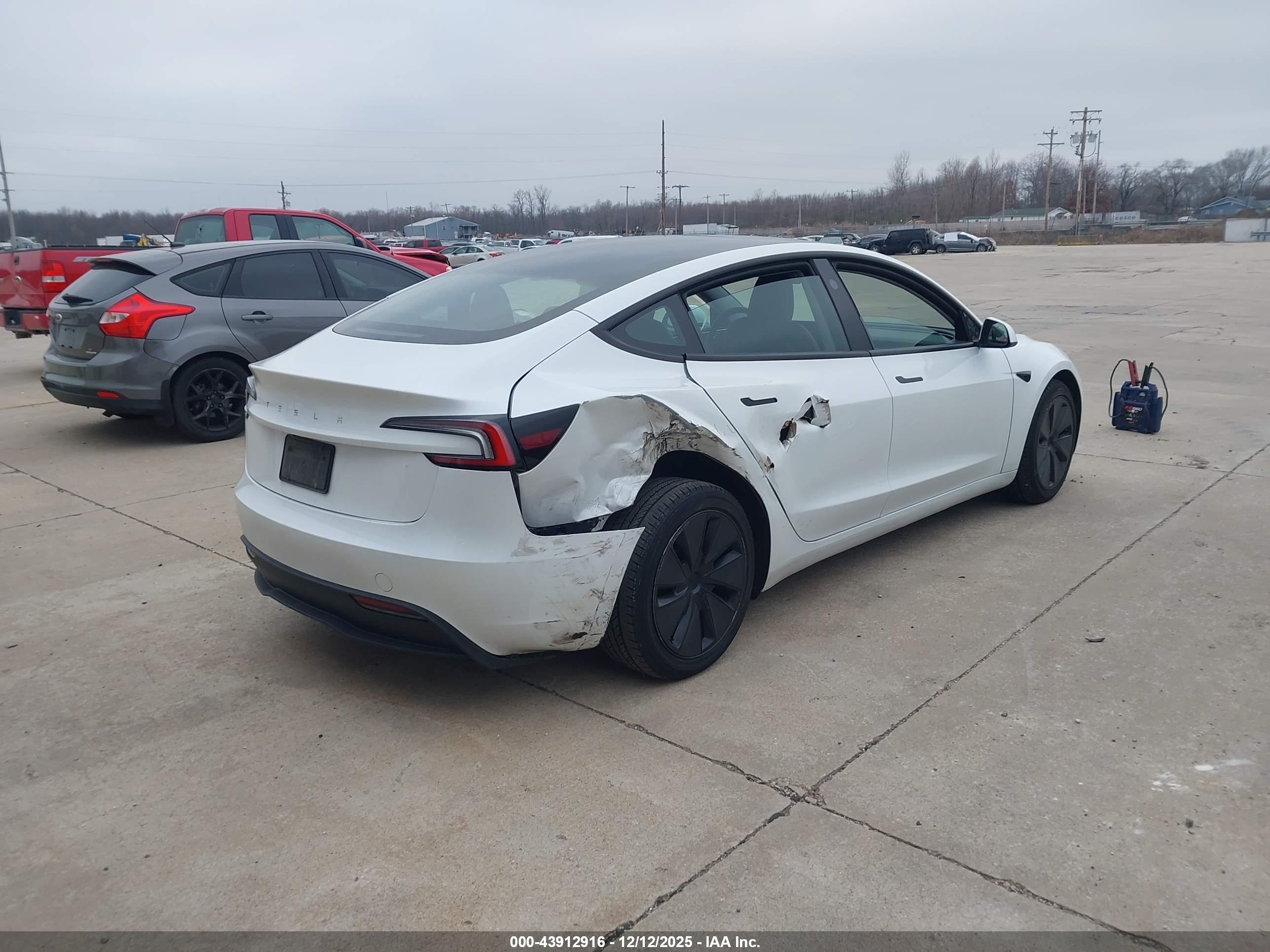 TESLA MODEL image 4