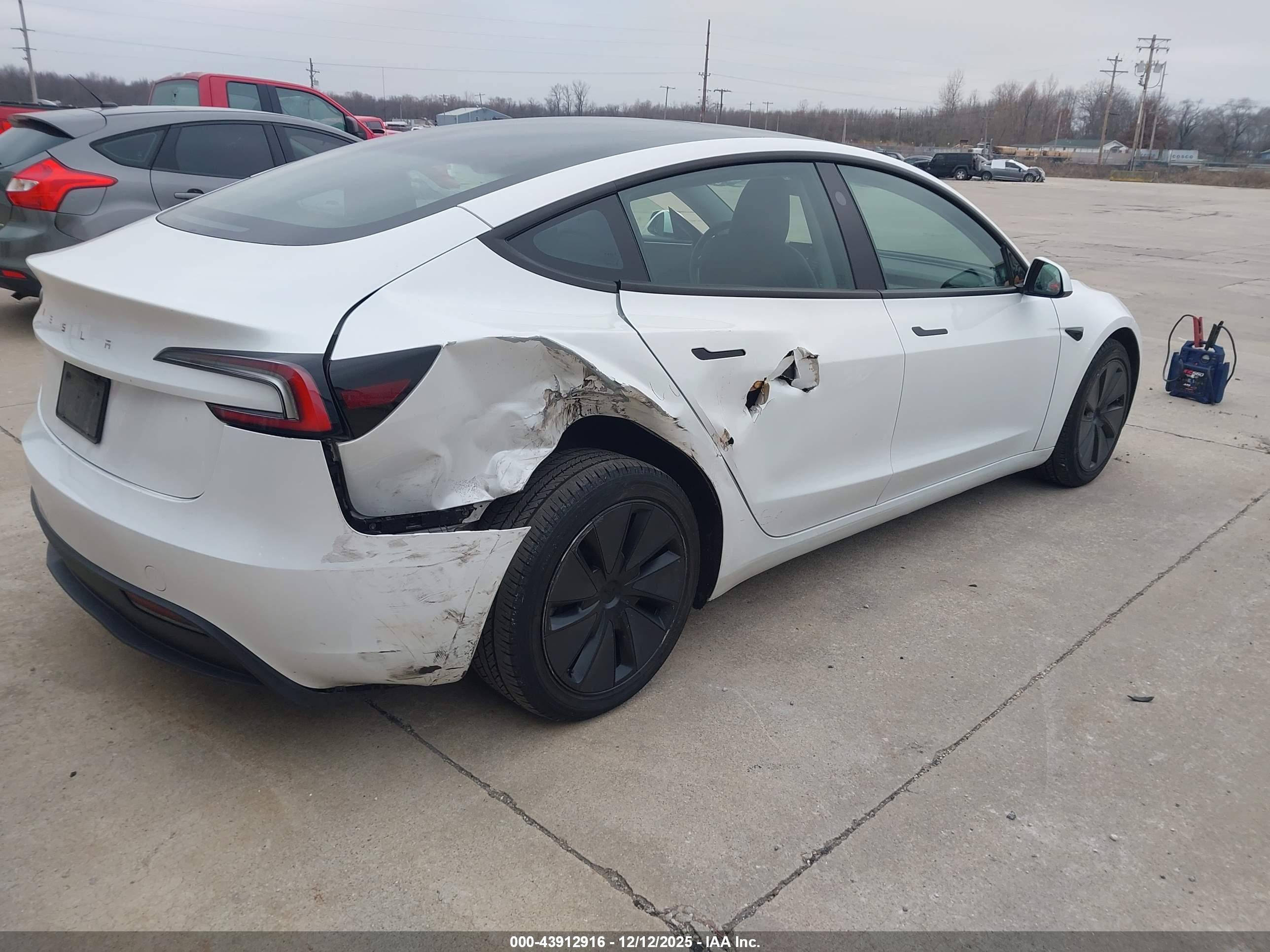 TESLA MODEL image 6