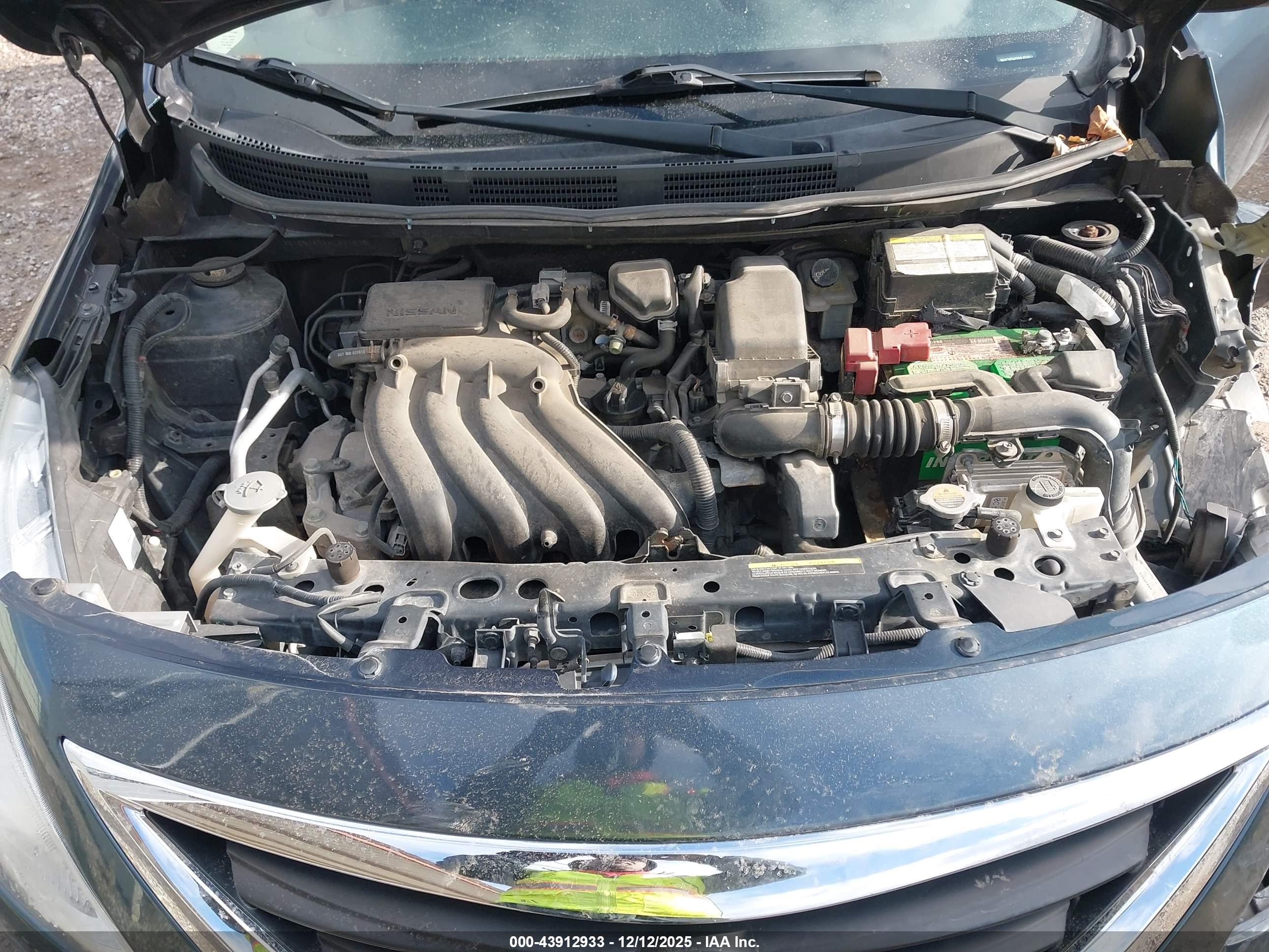 NISSAN VERSA image 10
