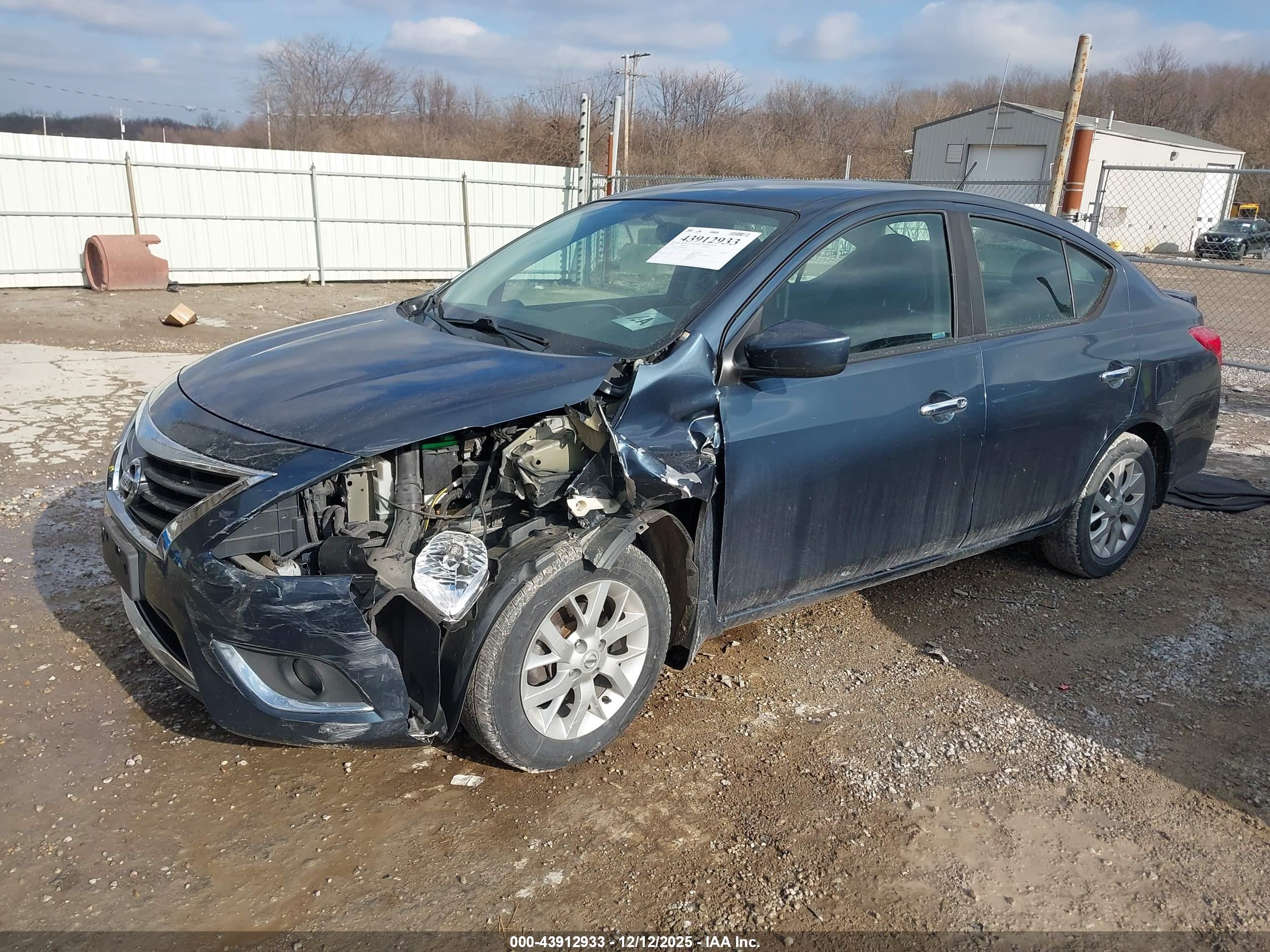 NISSAN VERSA image 2
