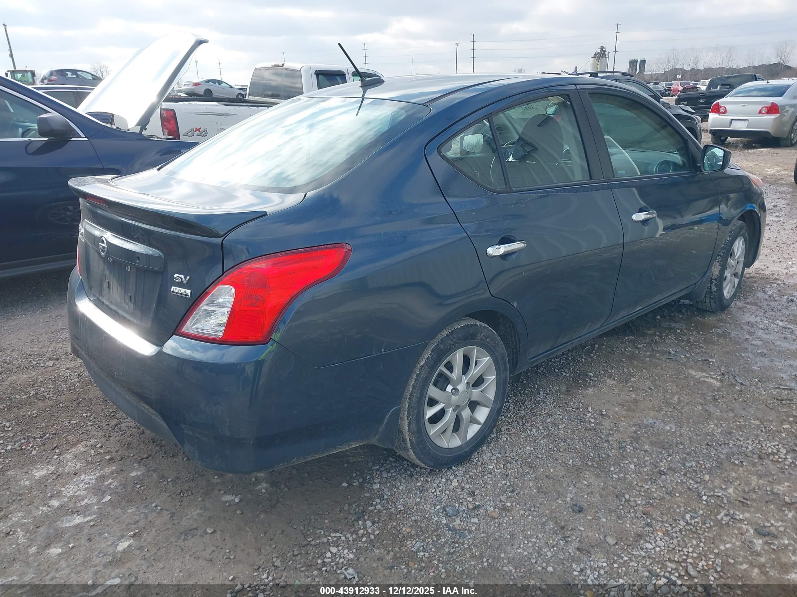 NISSAN VERSA image 4