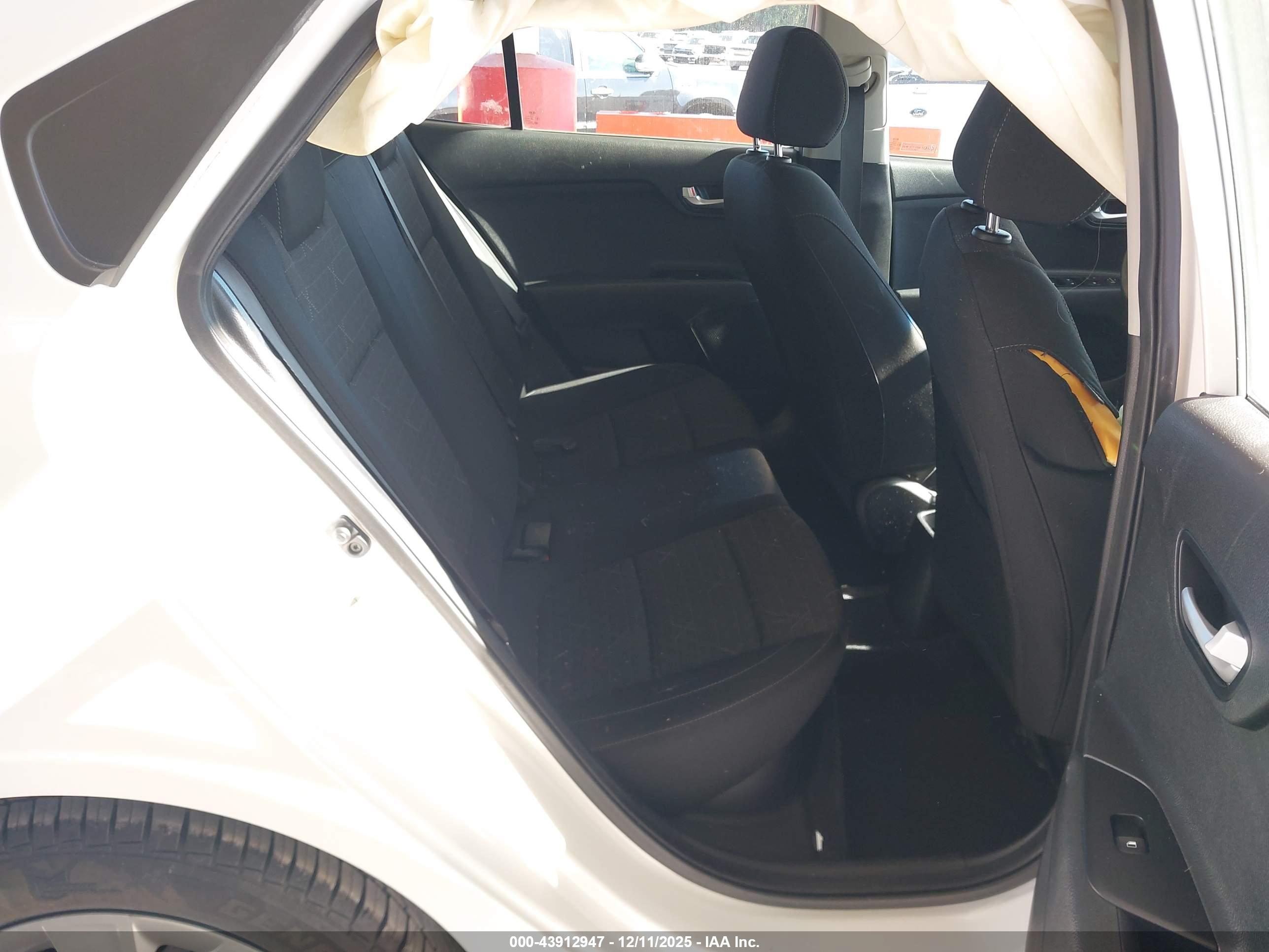 KIA RIO image 8