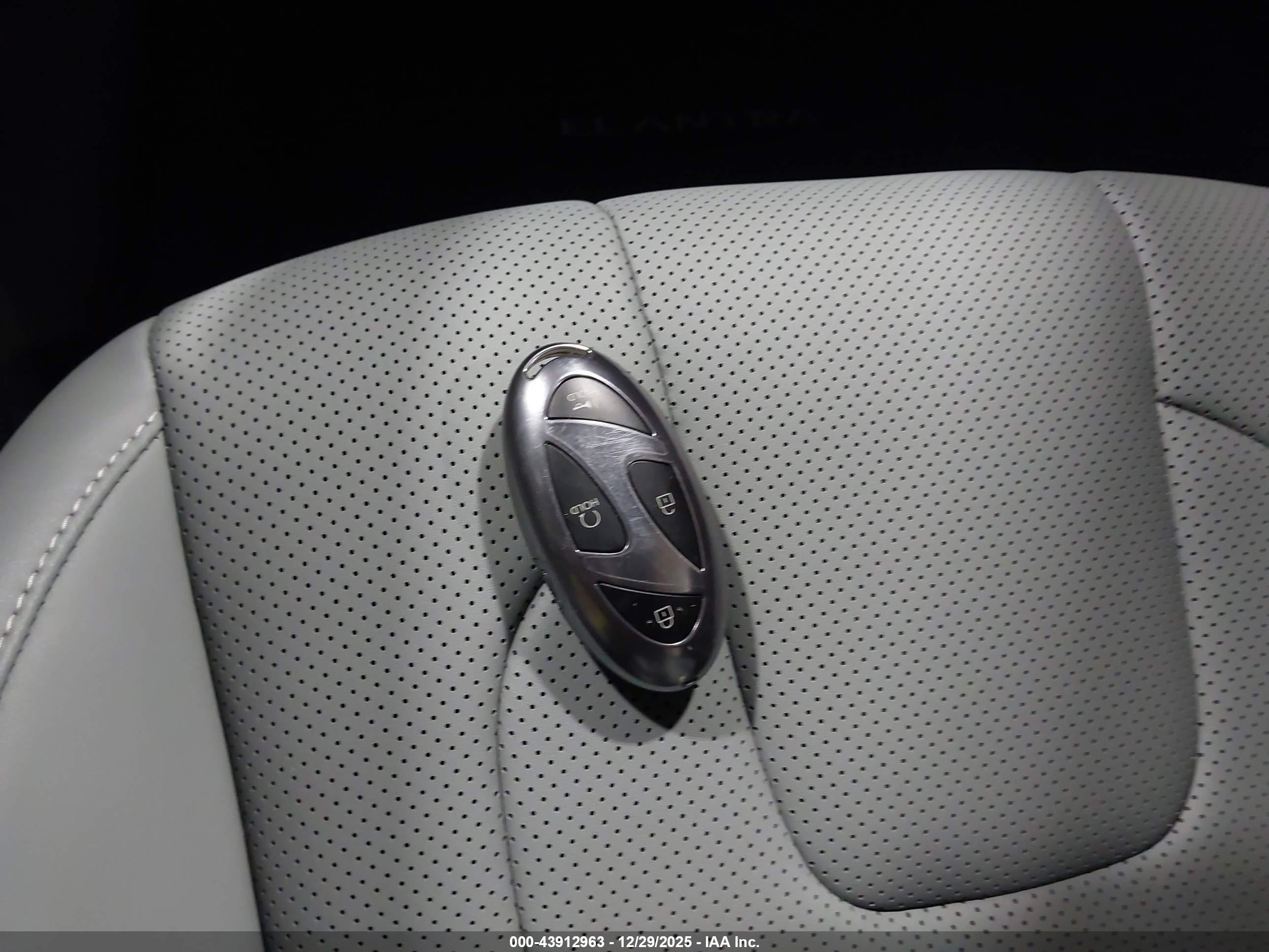 HYUNDAI ELANTRA image 11