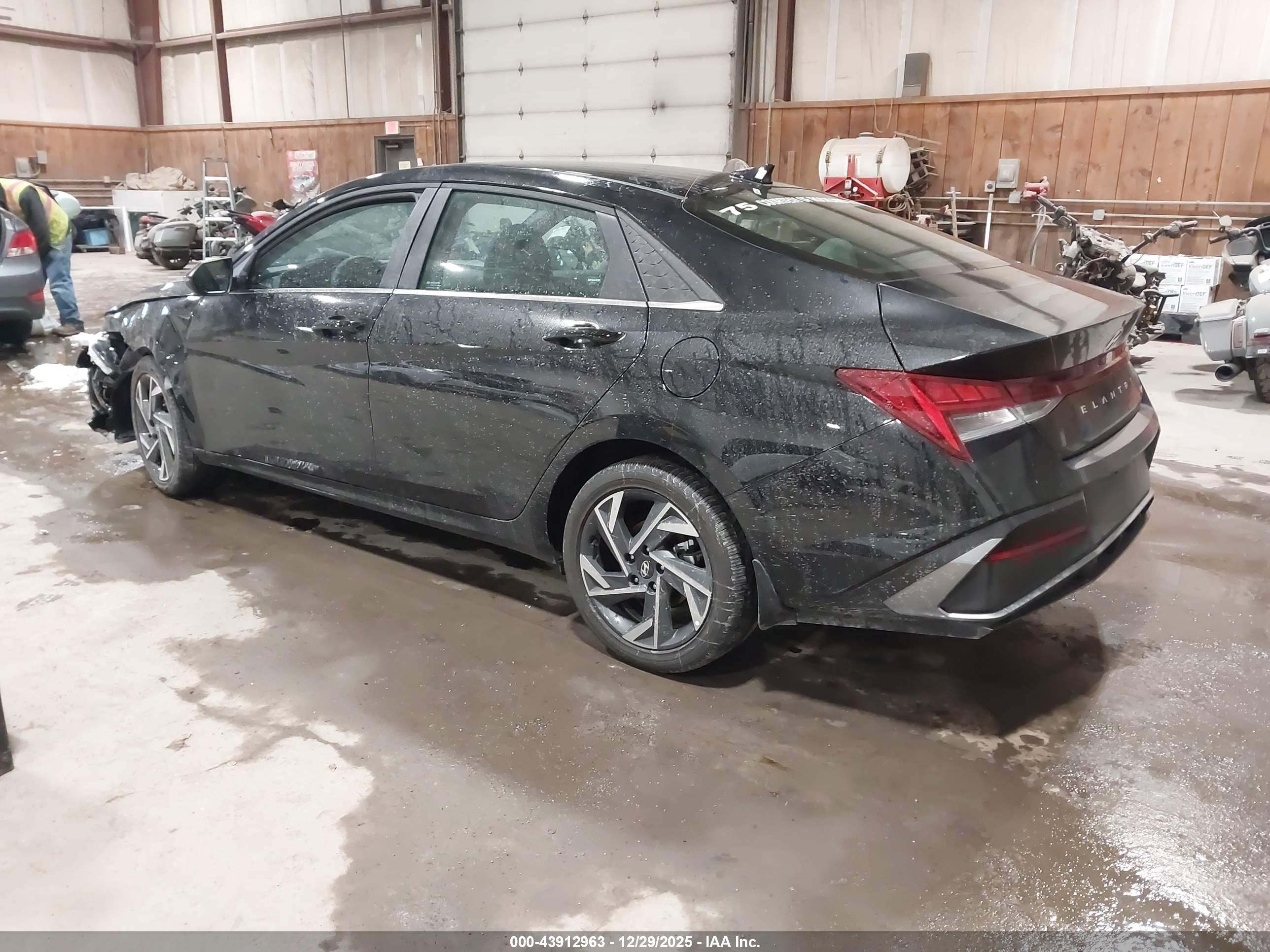 HYUNDAI ELANTRA image 3