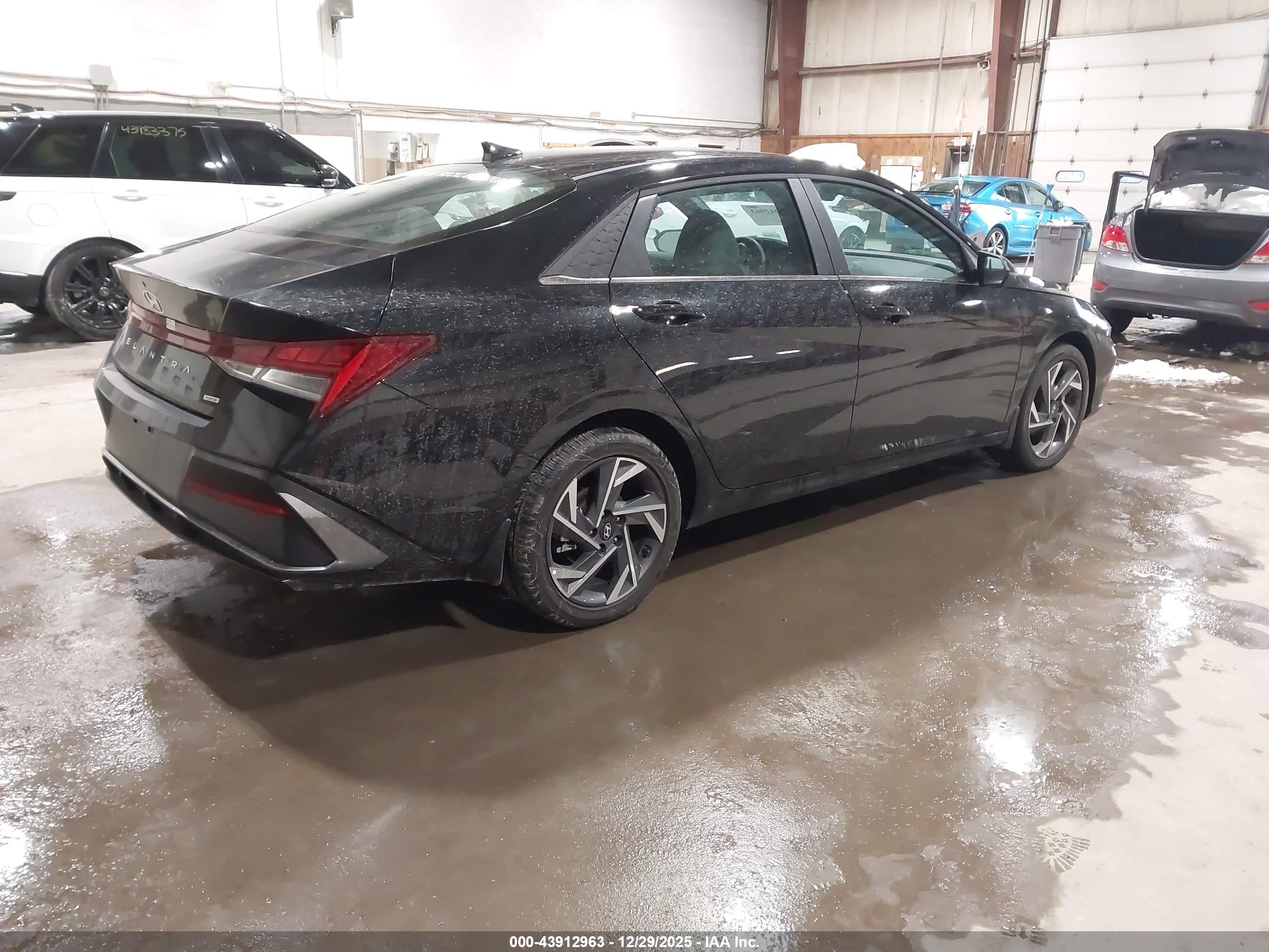 HYUNDAI ELANTRA image 4