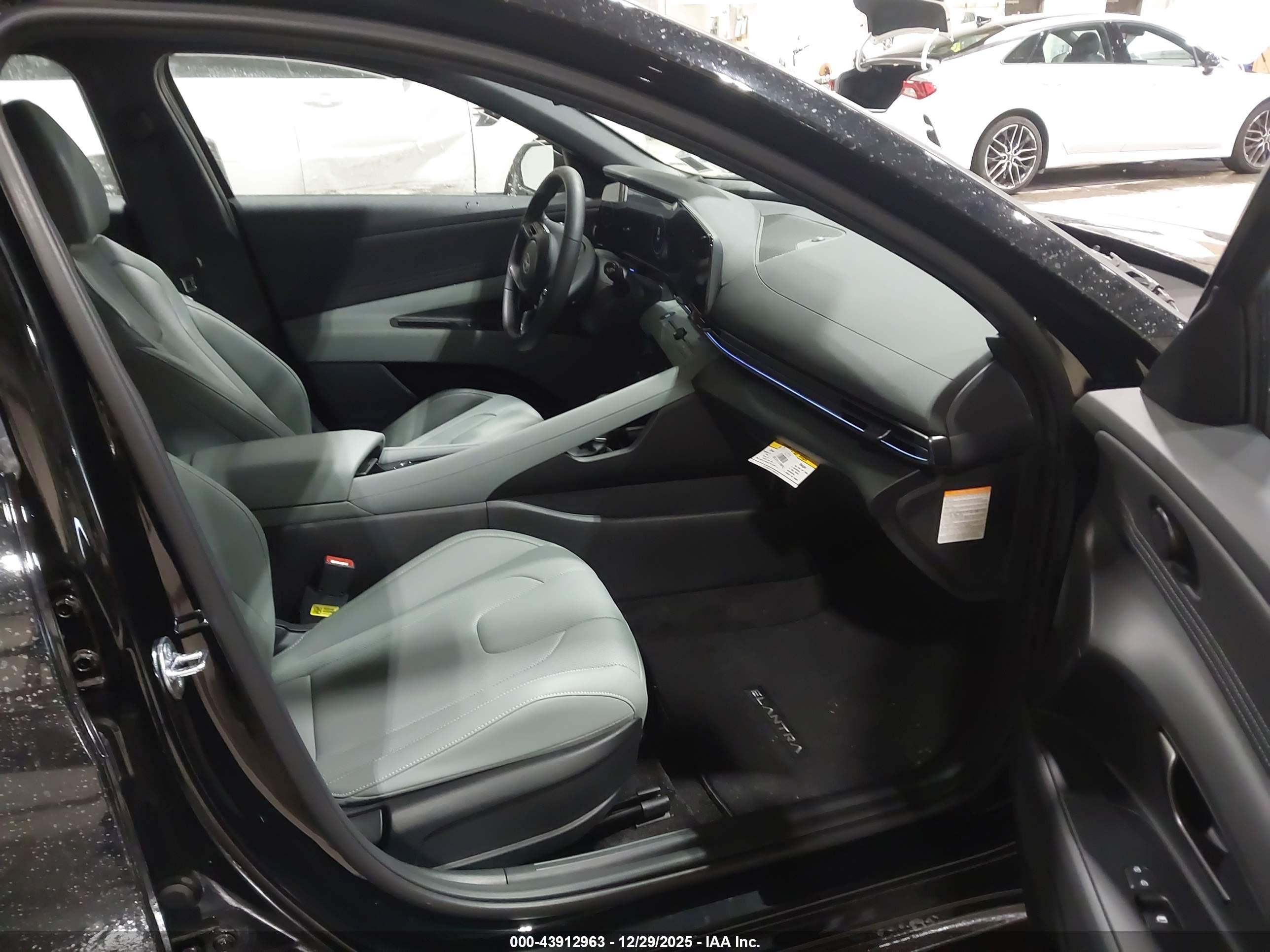 HYUNDAI ELANTRA image 5
