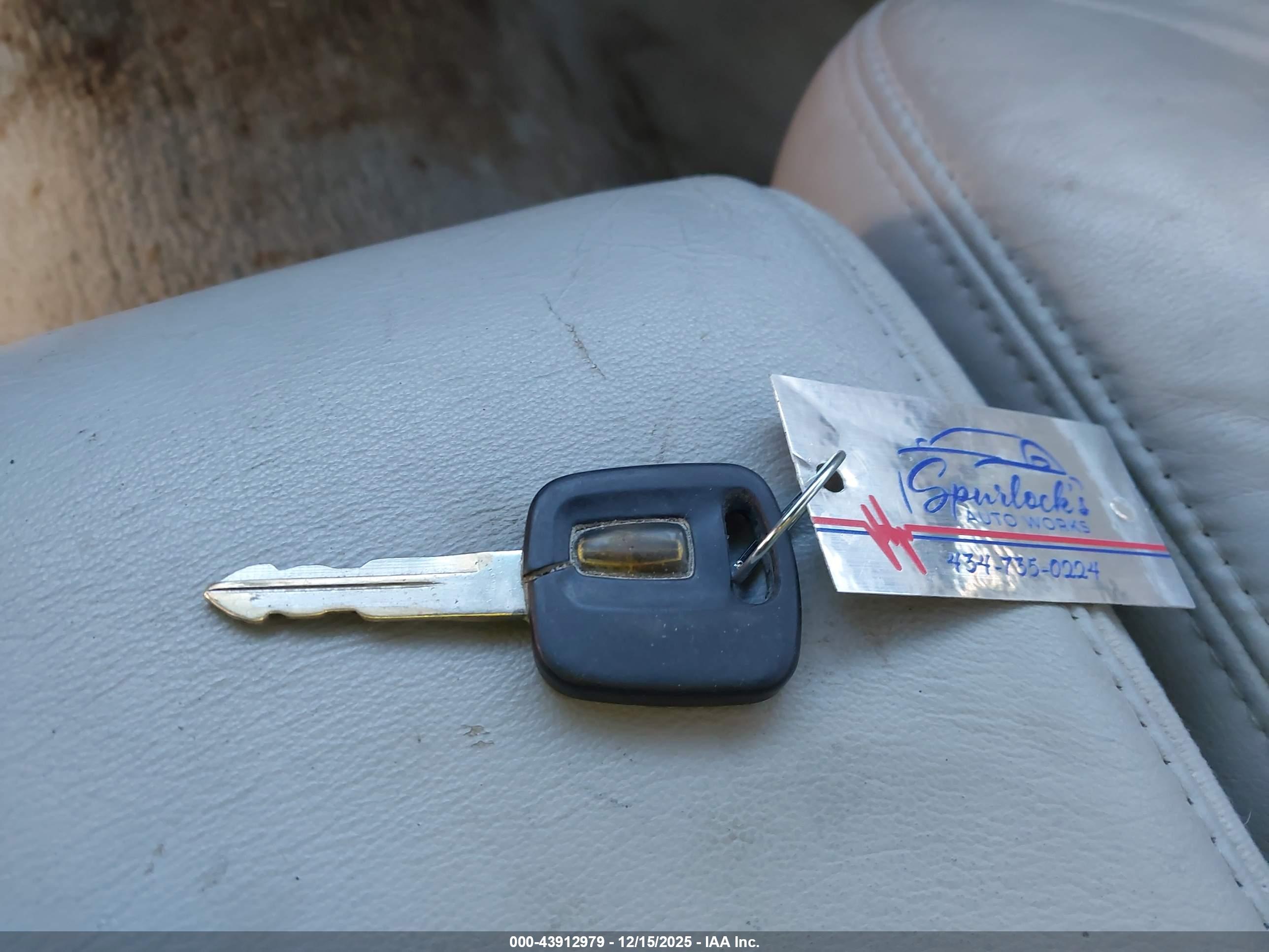 LINCOLN TOWN image 11
