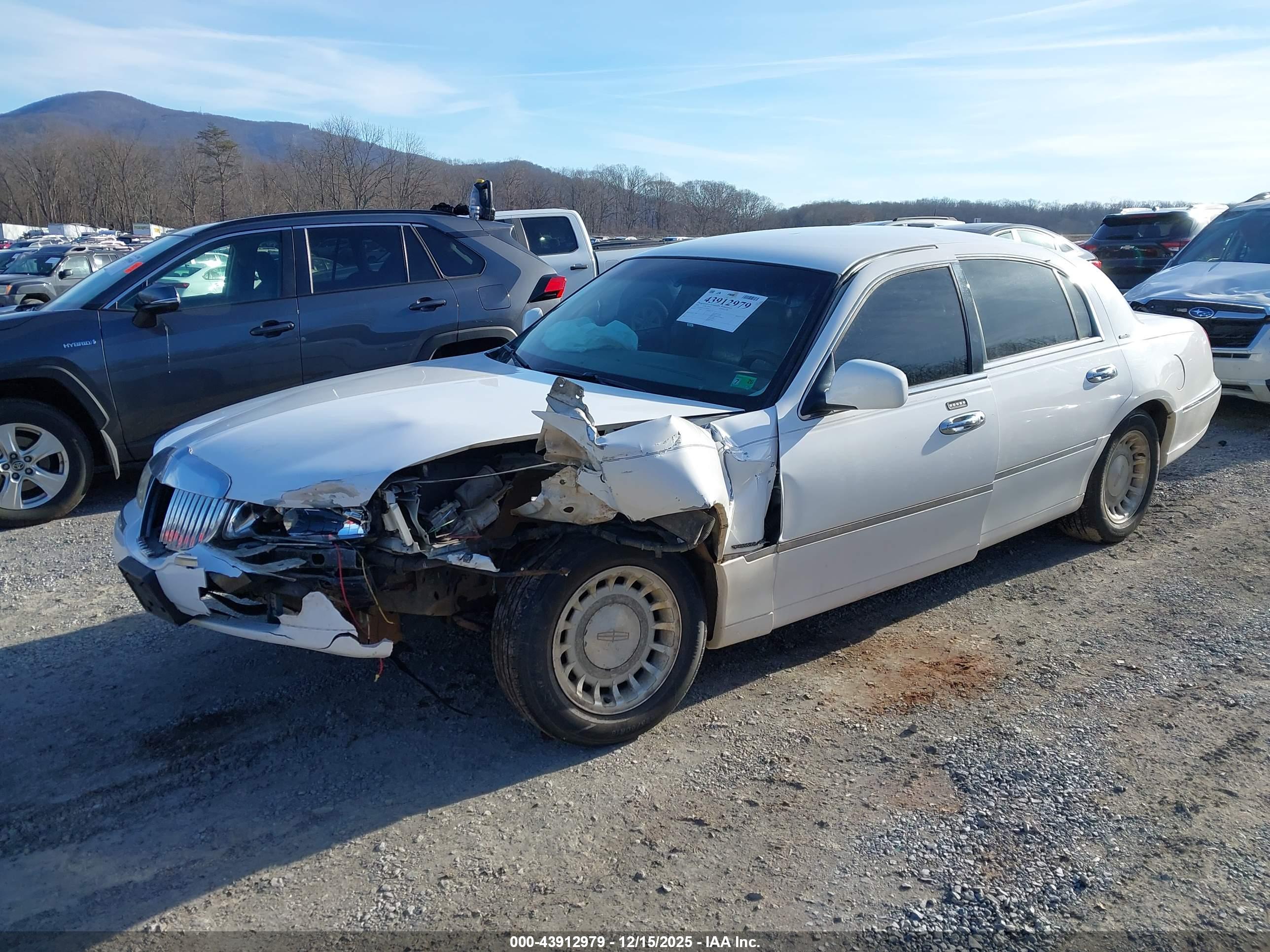 LINCOLN TOWN image 2