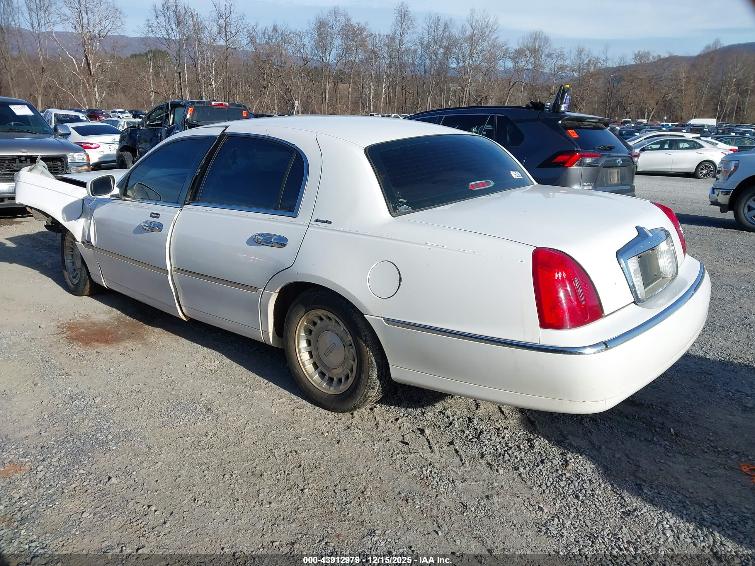 LINCOLN TOWN image 3