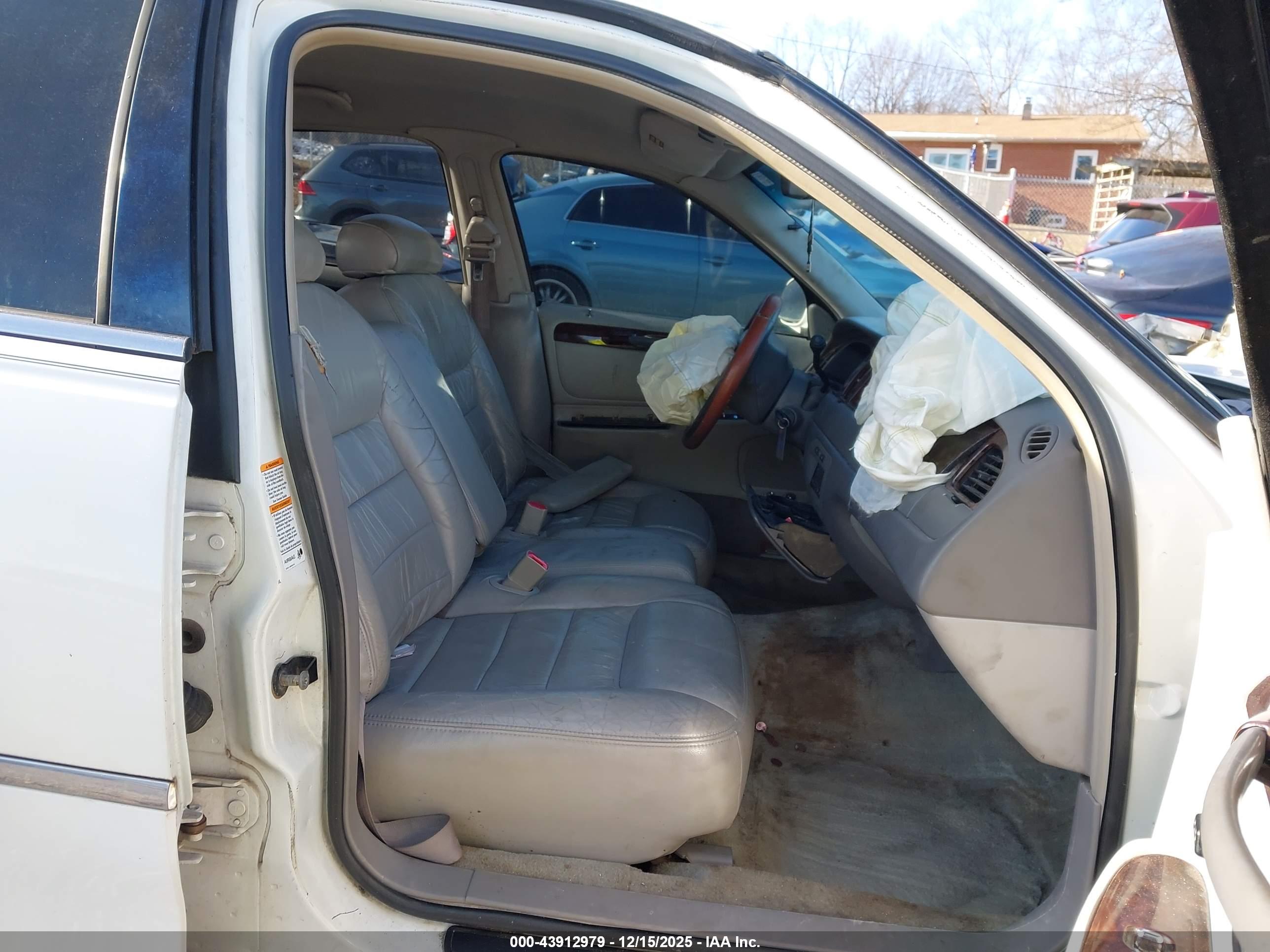 LINCOLN TOWN image 5