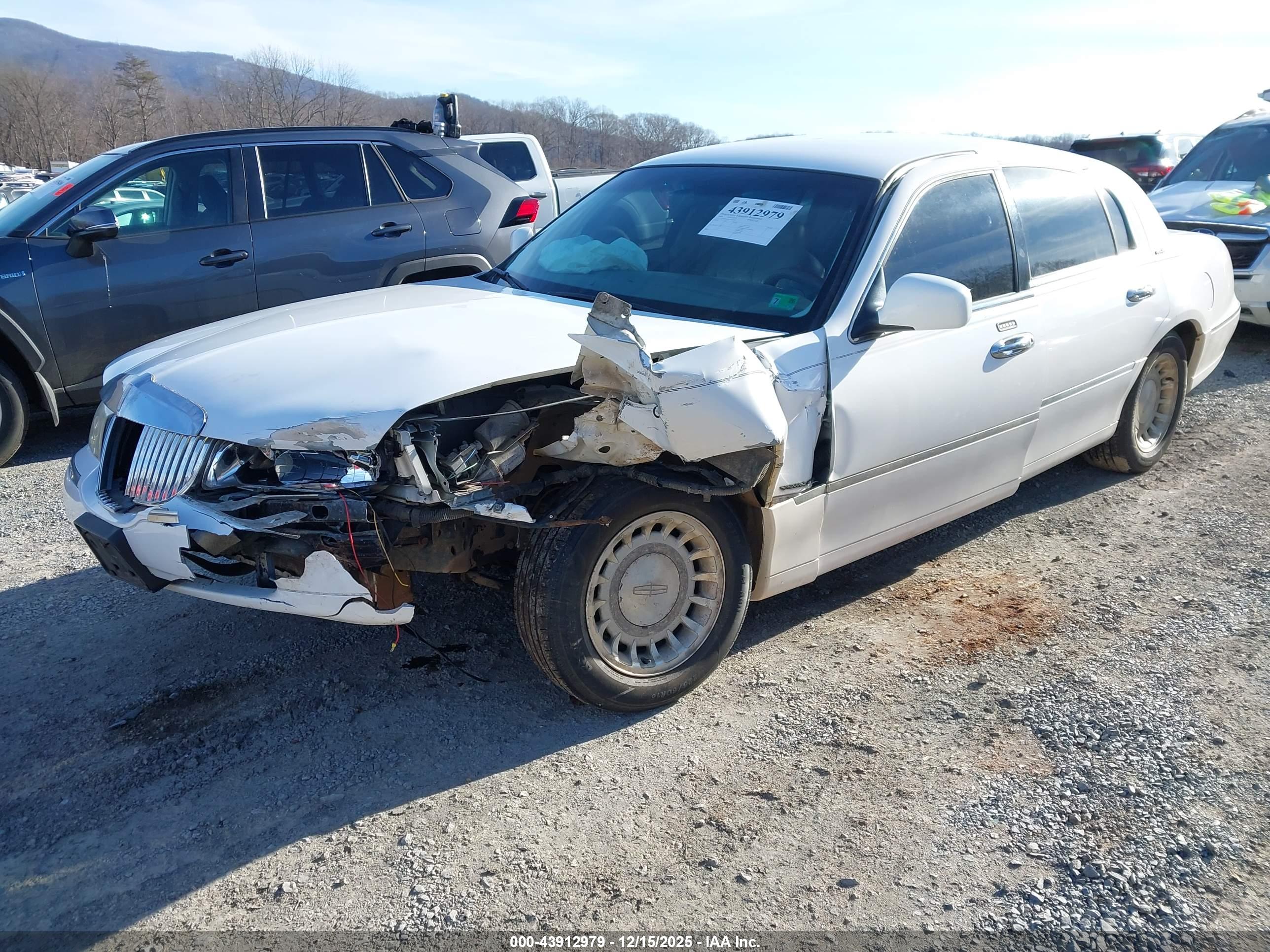LINCOLN TOWN image 6