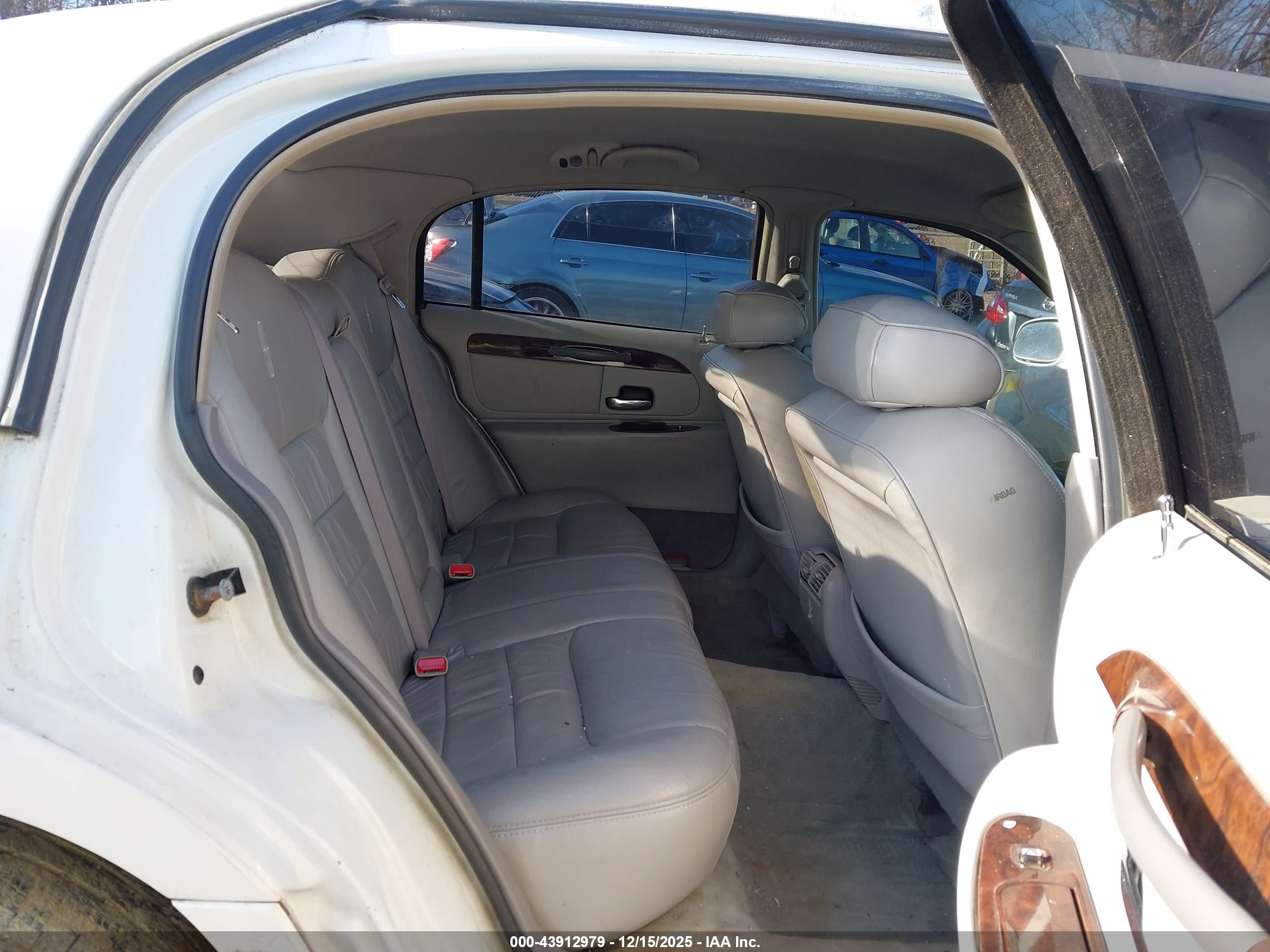 LINCOLN TOWN image 8