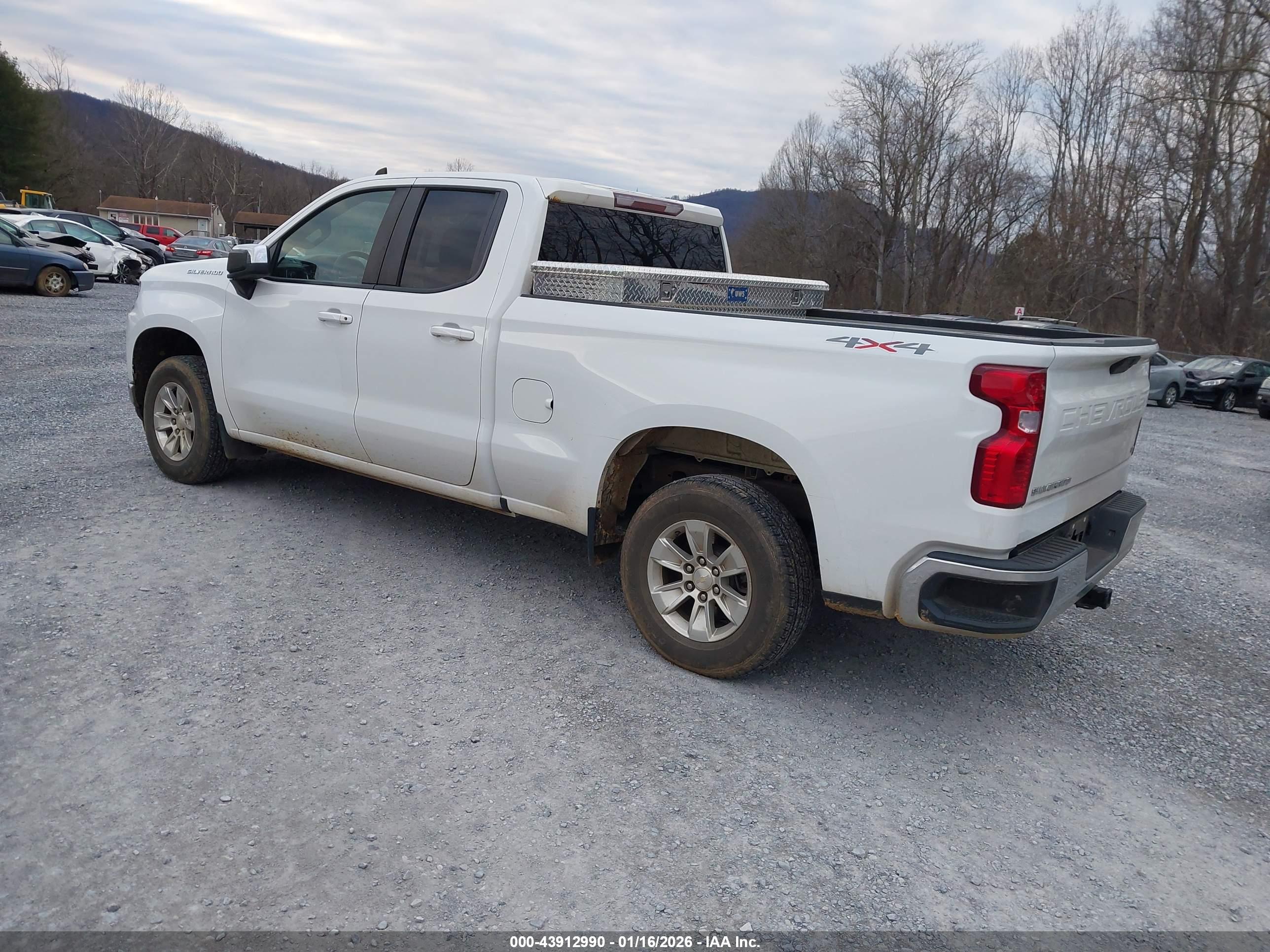 CHEVROLET SILVERADO image 3