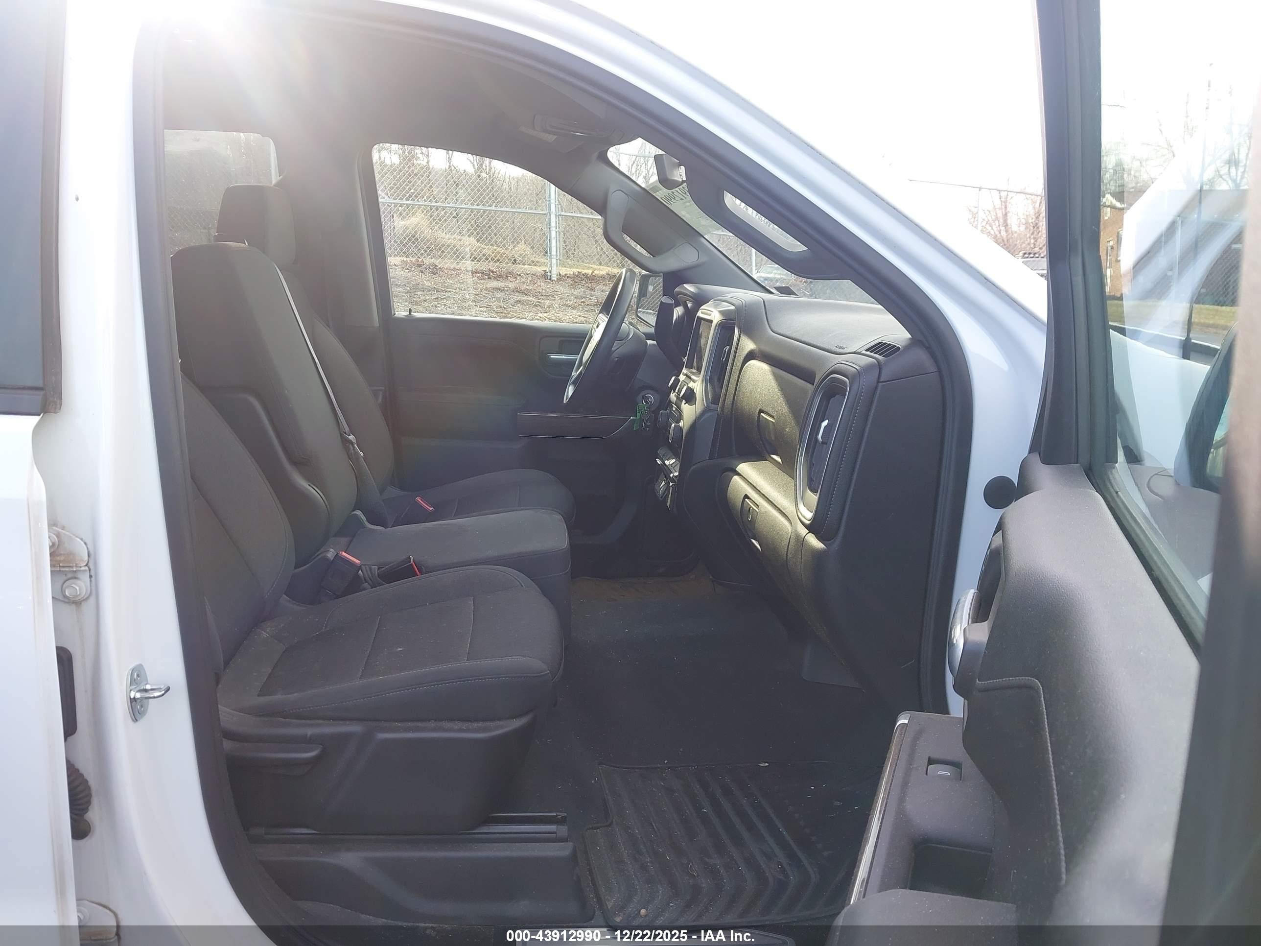 CHEVROLET SILVERADO image 5