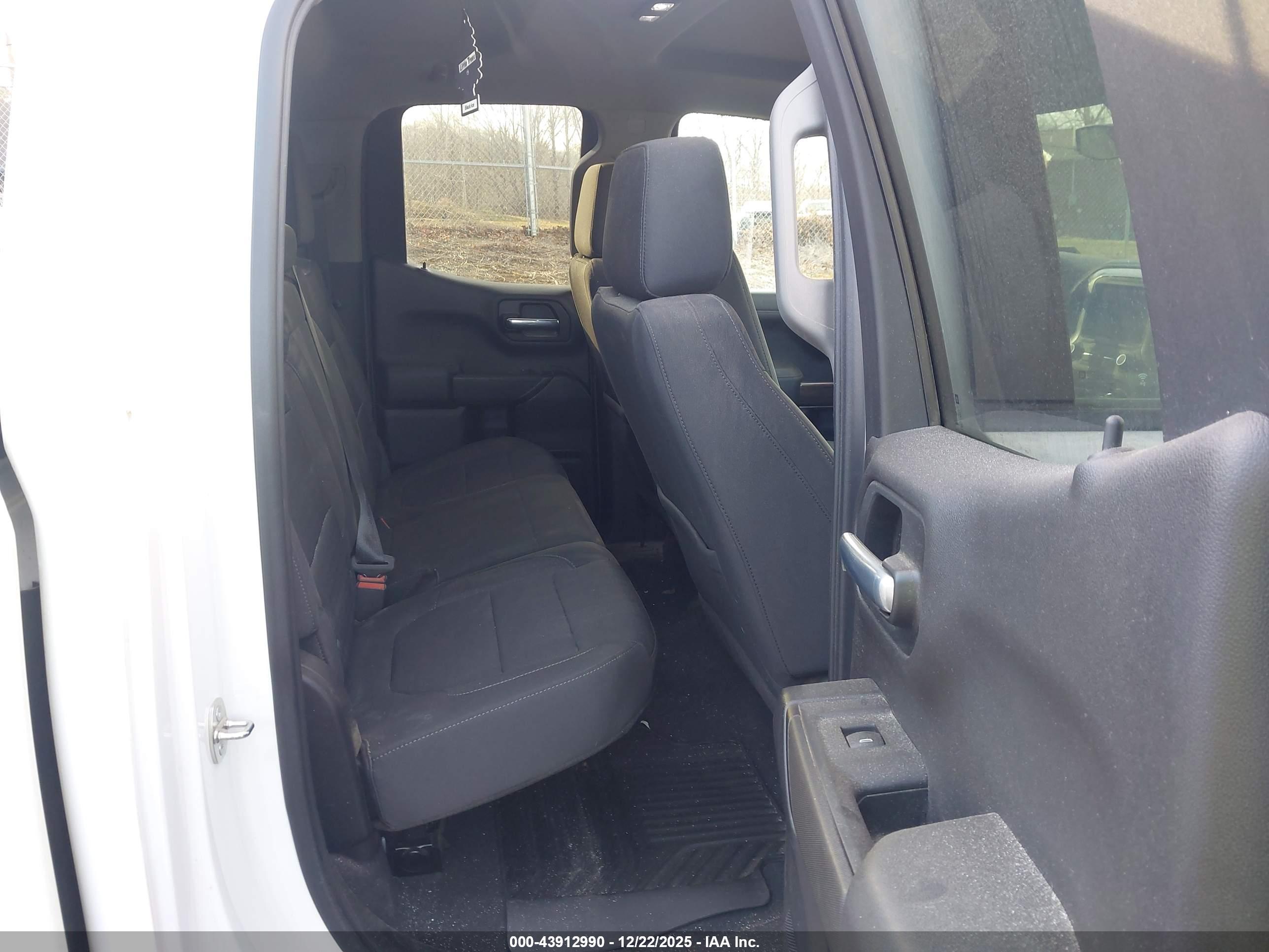 CHEVROLET SILVERADO image 8